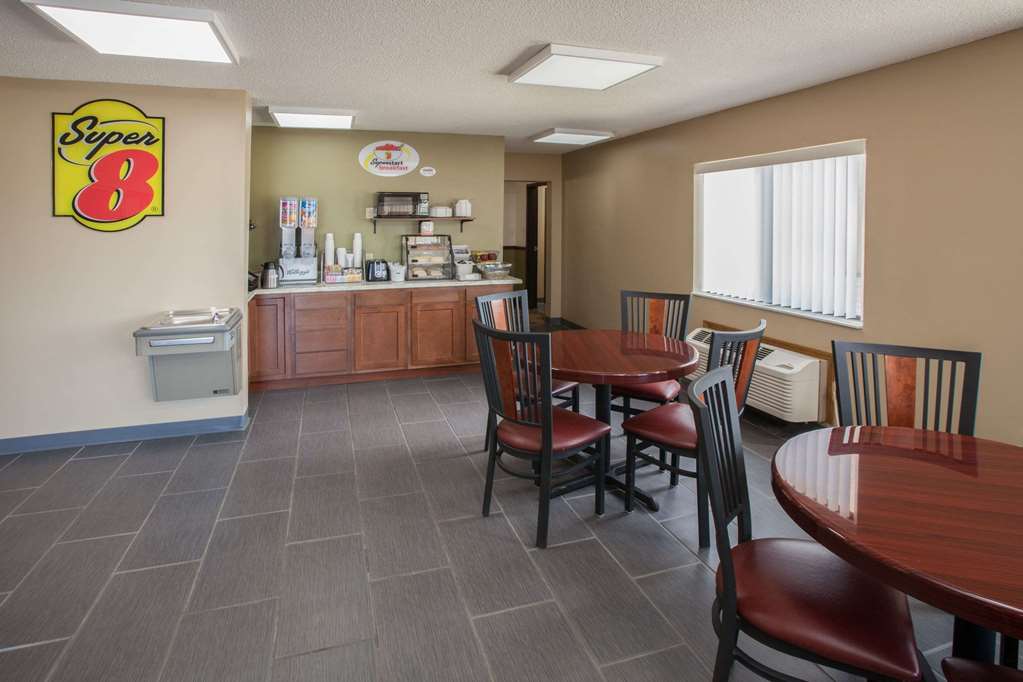 Super 8 by Wyndham Dwight