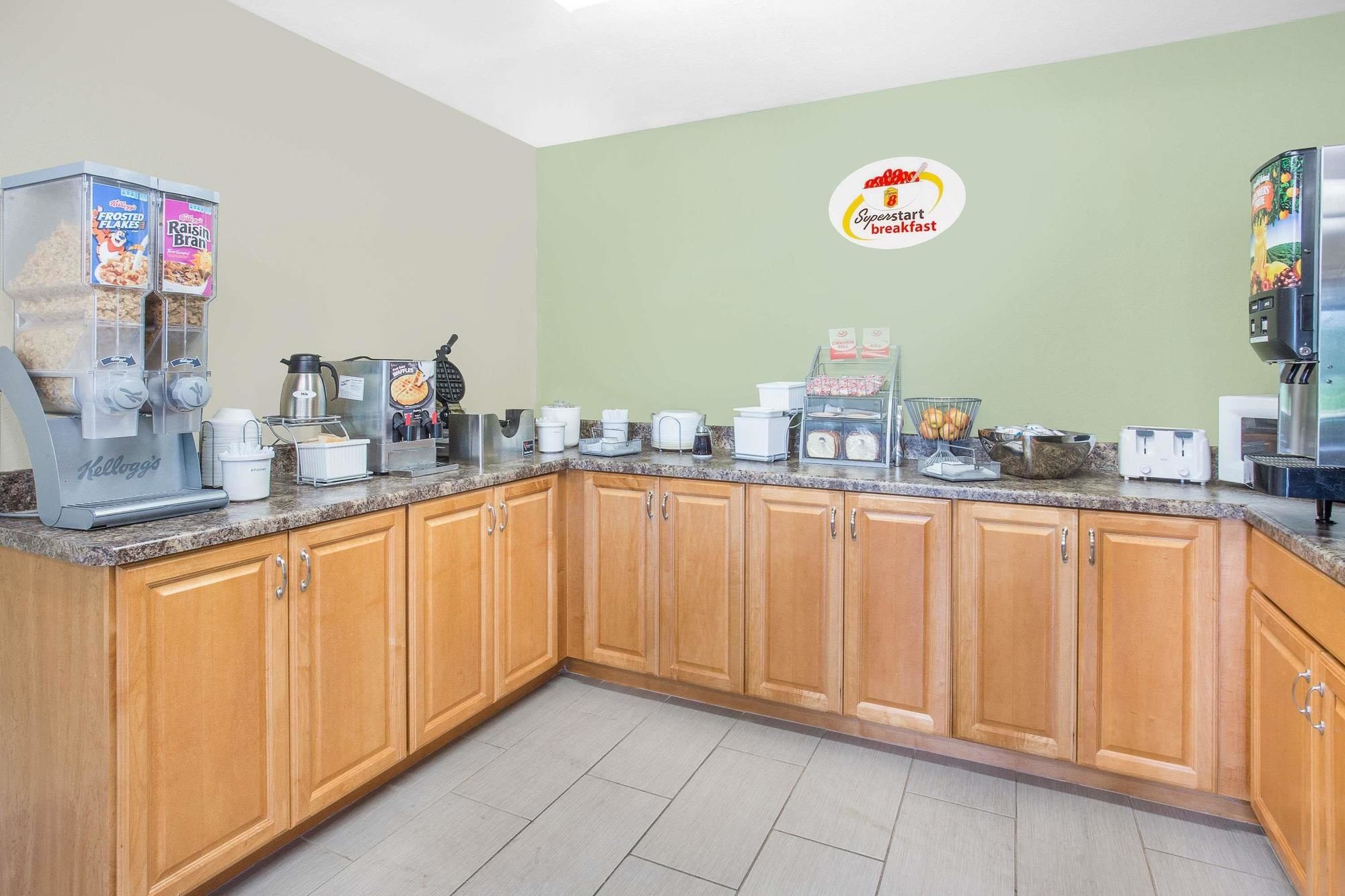 Super 8 by Wyndham East Moline