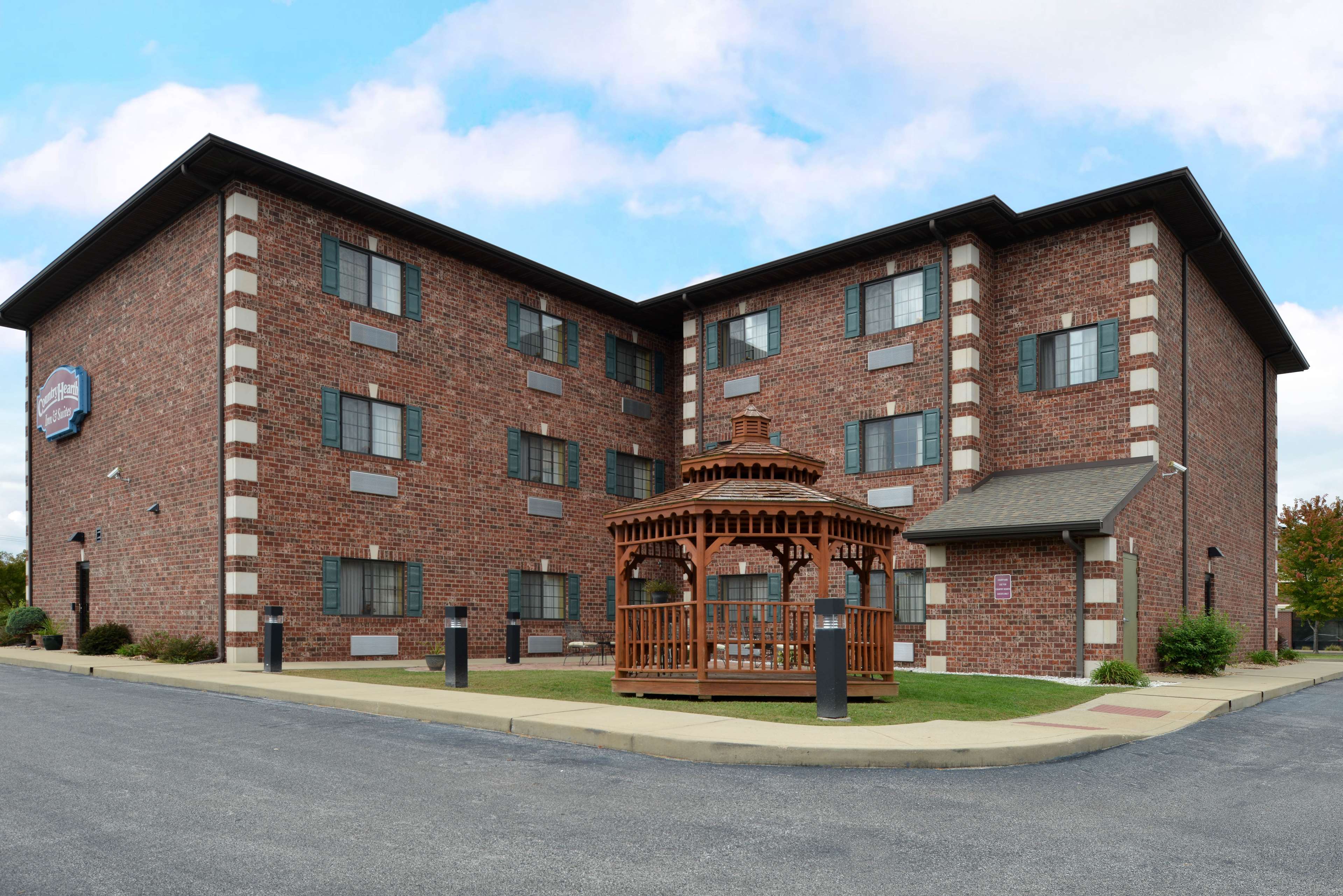Country Hearth Inn & Suites - Edwardsville / St. Louis