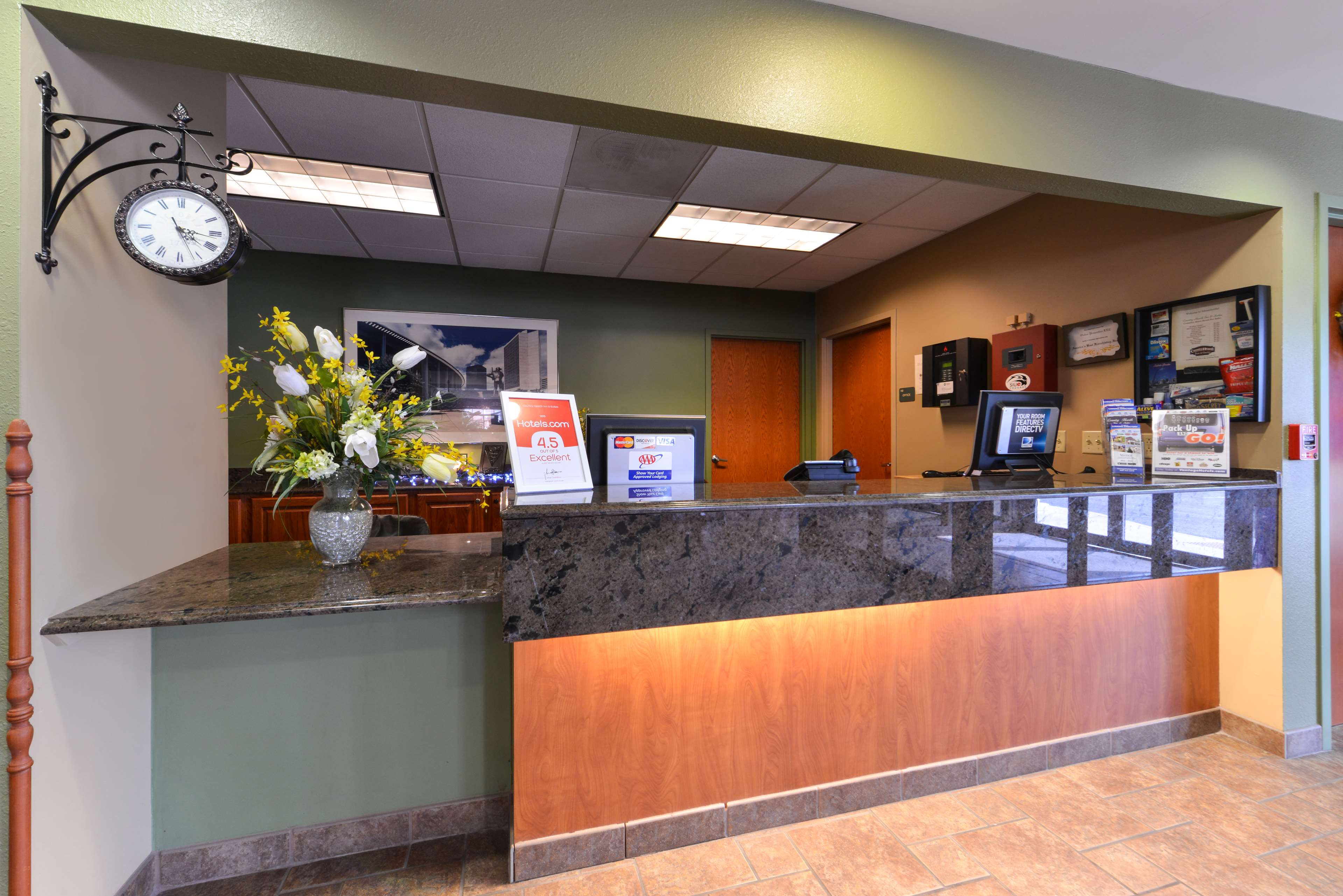 Country Hearth Inn & Suites - Edwardsville / St. Louis