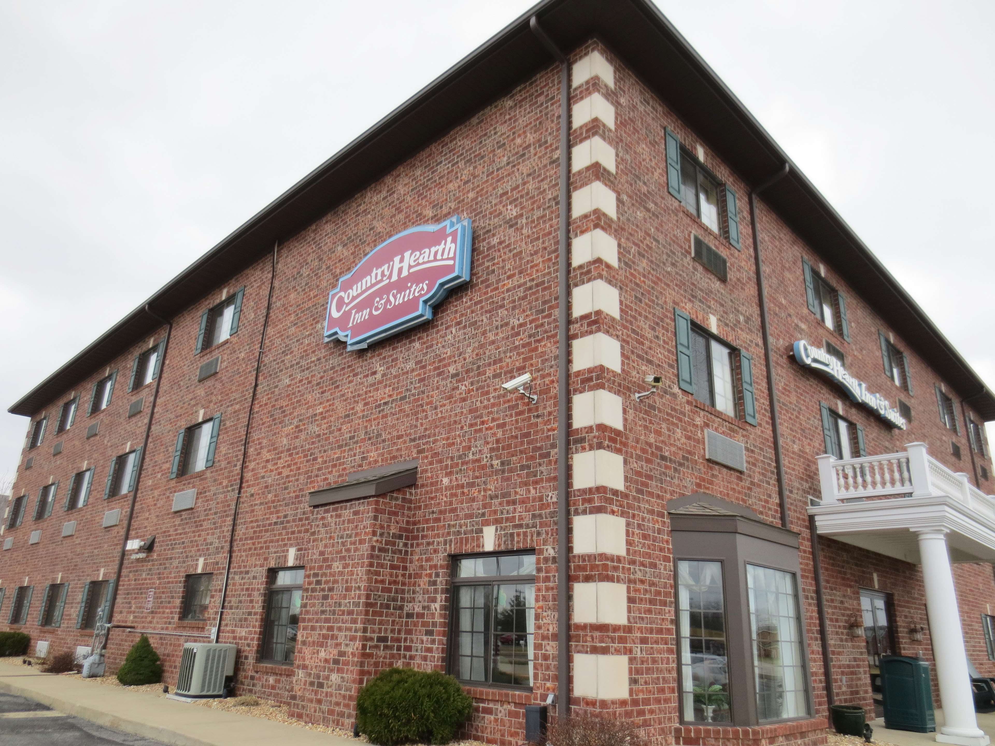 Country Hearth Inn & Suites - Edwardsville / St. Louis