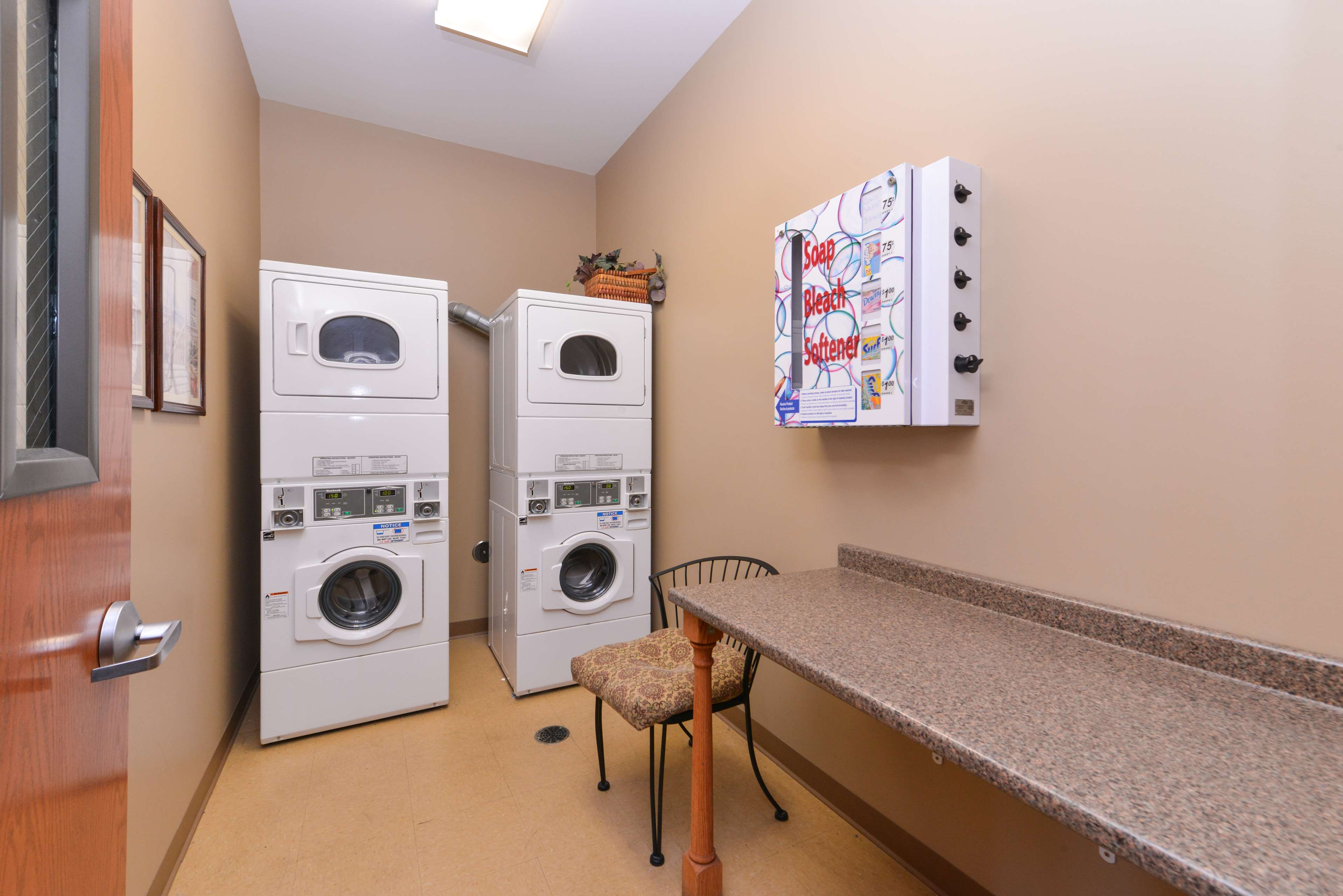 Country Hearth Inn & Suites - Edwardsville / St. Louis