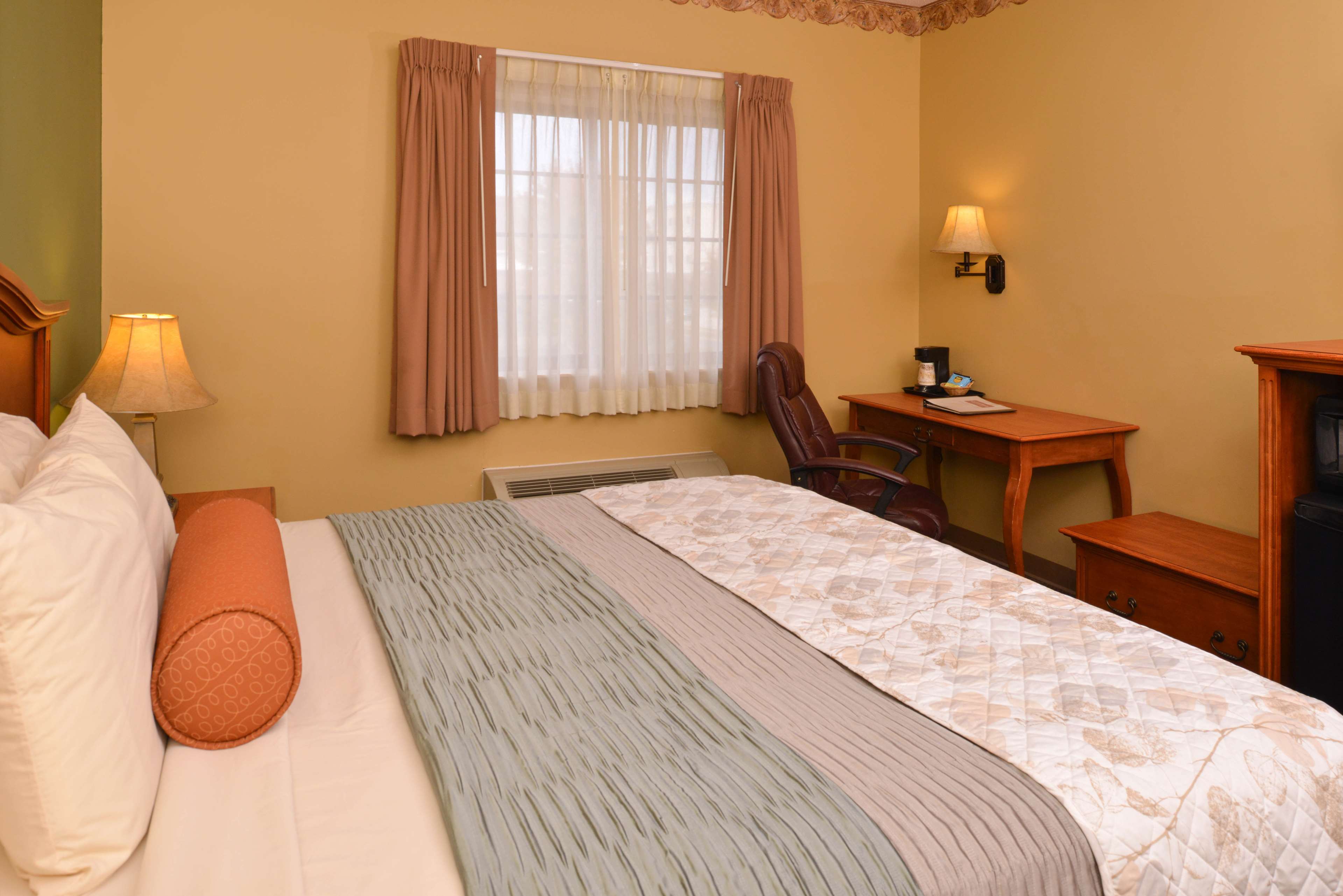 Country Hearth Inn & Suites - Edwardsville / St. Louis