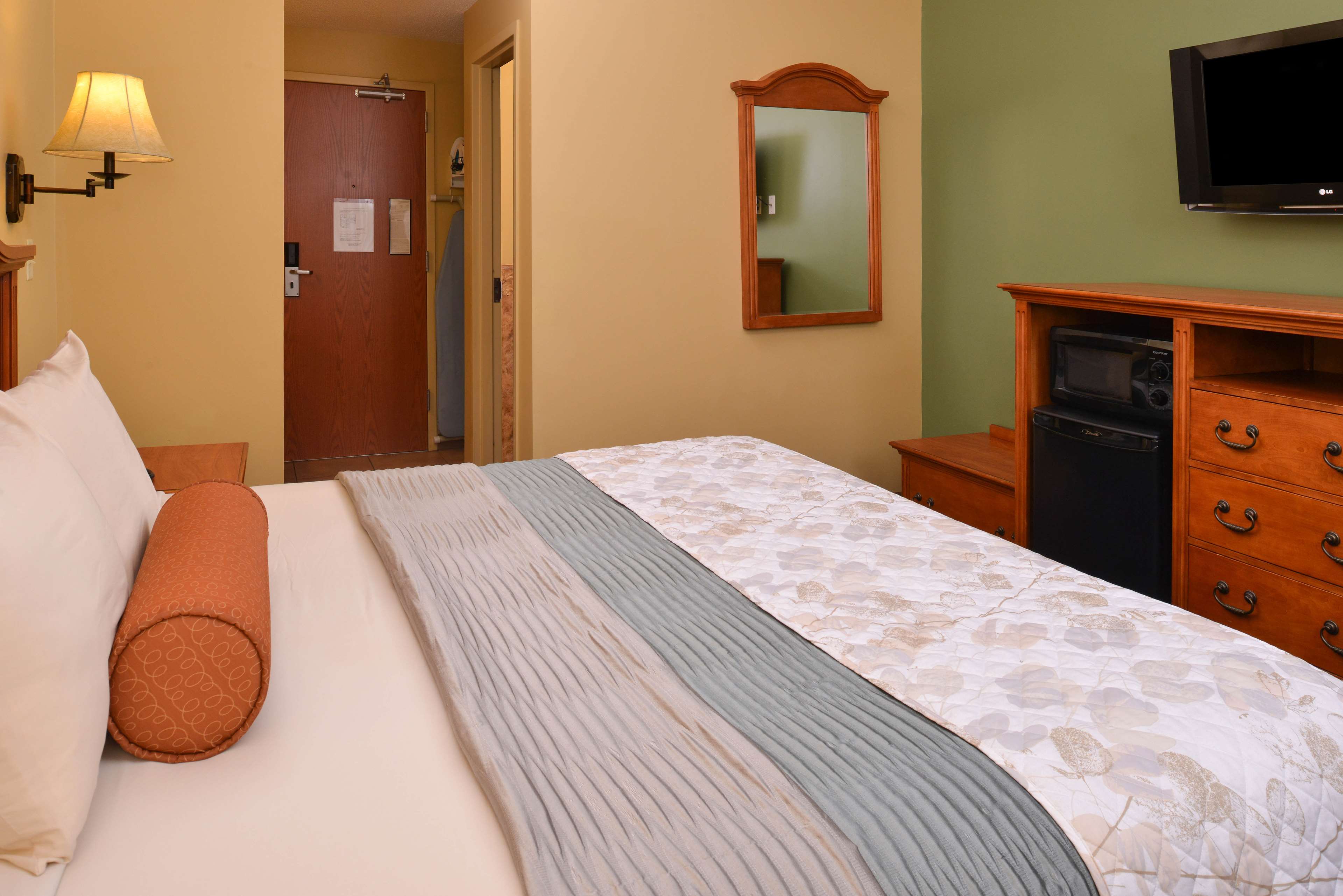 Country Hearth Inn & Suites - Edwardsville / St. Louis