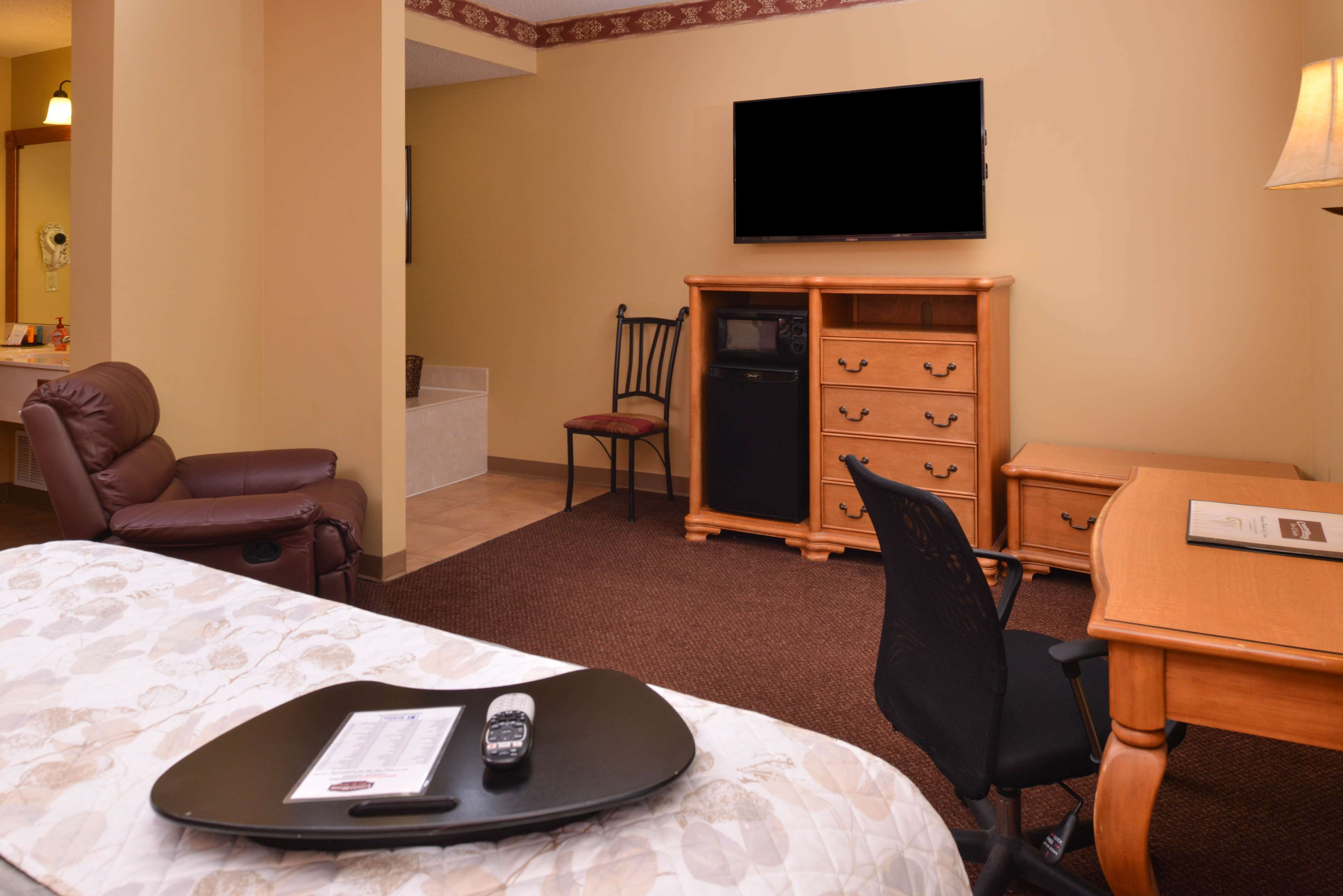 Country Hearth Inn & Suites - Edwardsville / St. Louis