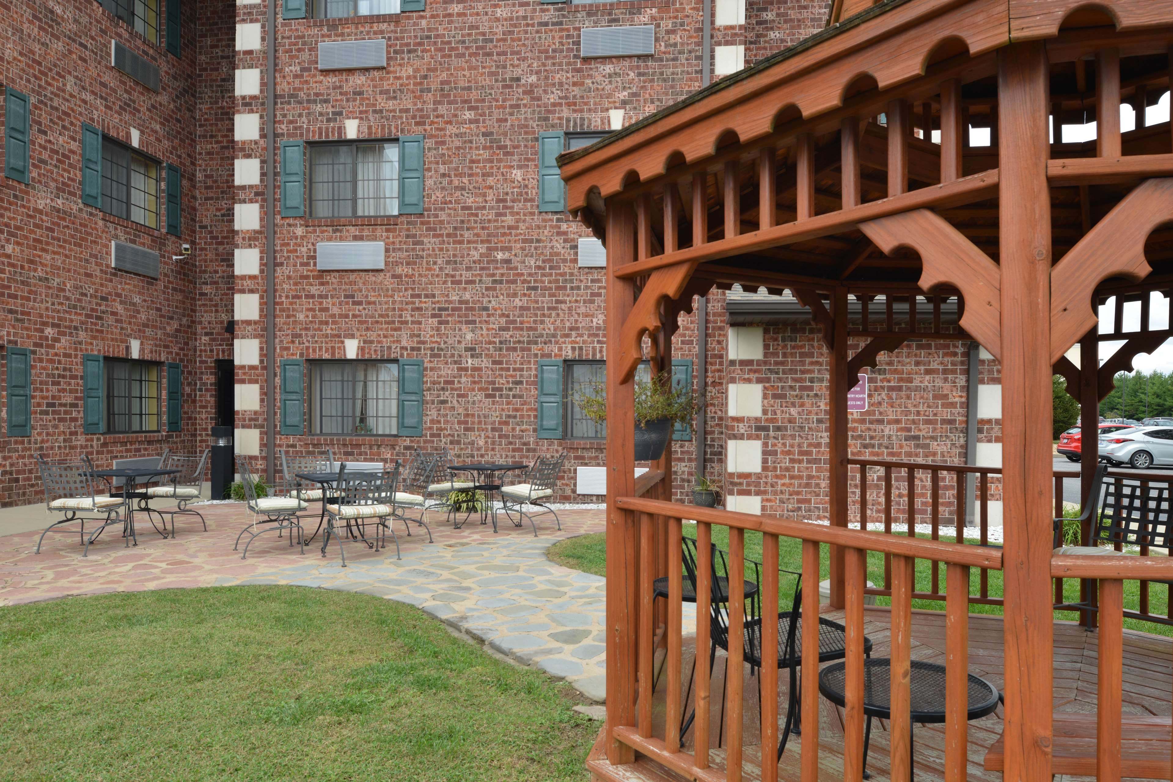Country Hearth Inn & Suites - Edwardsville / St. Louis