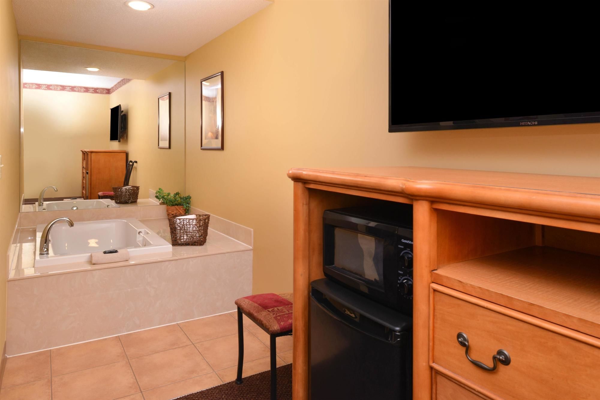 Country Hearth Inn & Suites - Edwardsville / St. Louis