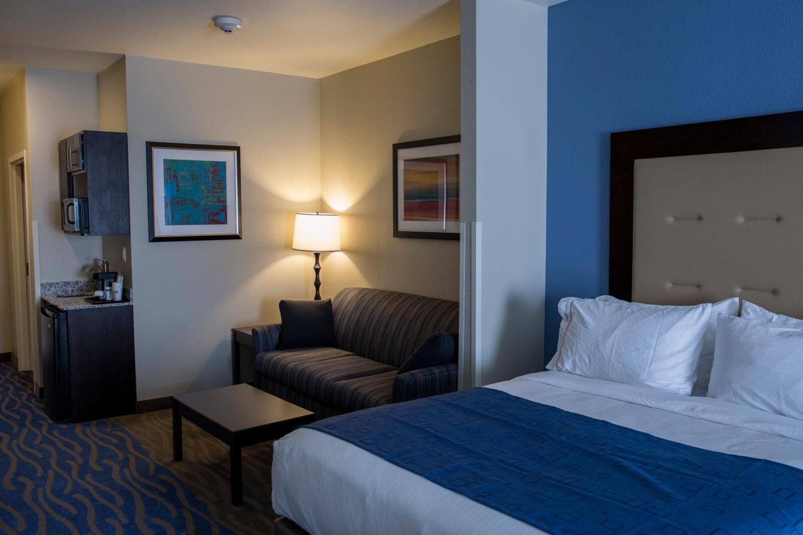 Holiday Inn Express & Suites Edwardsville