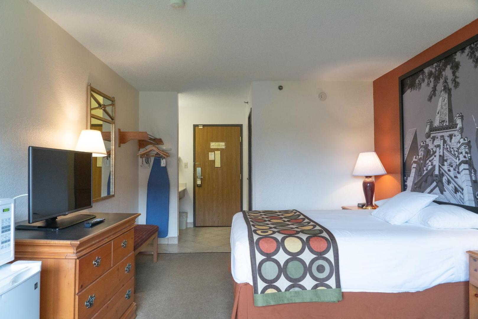 Super 8 by Wyndham Elgin