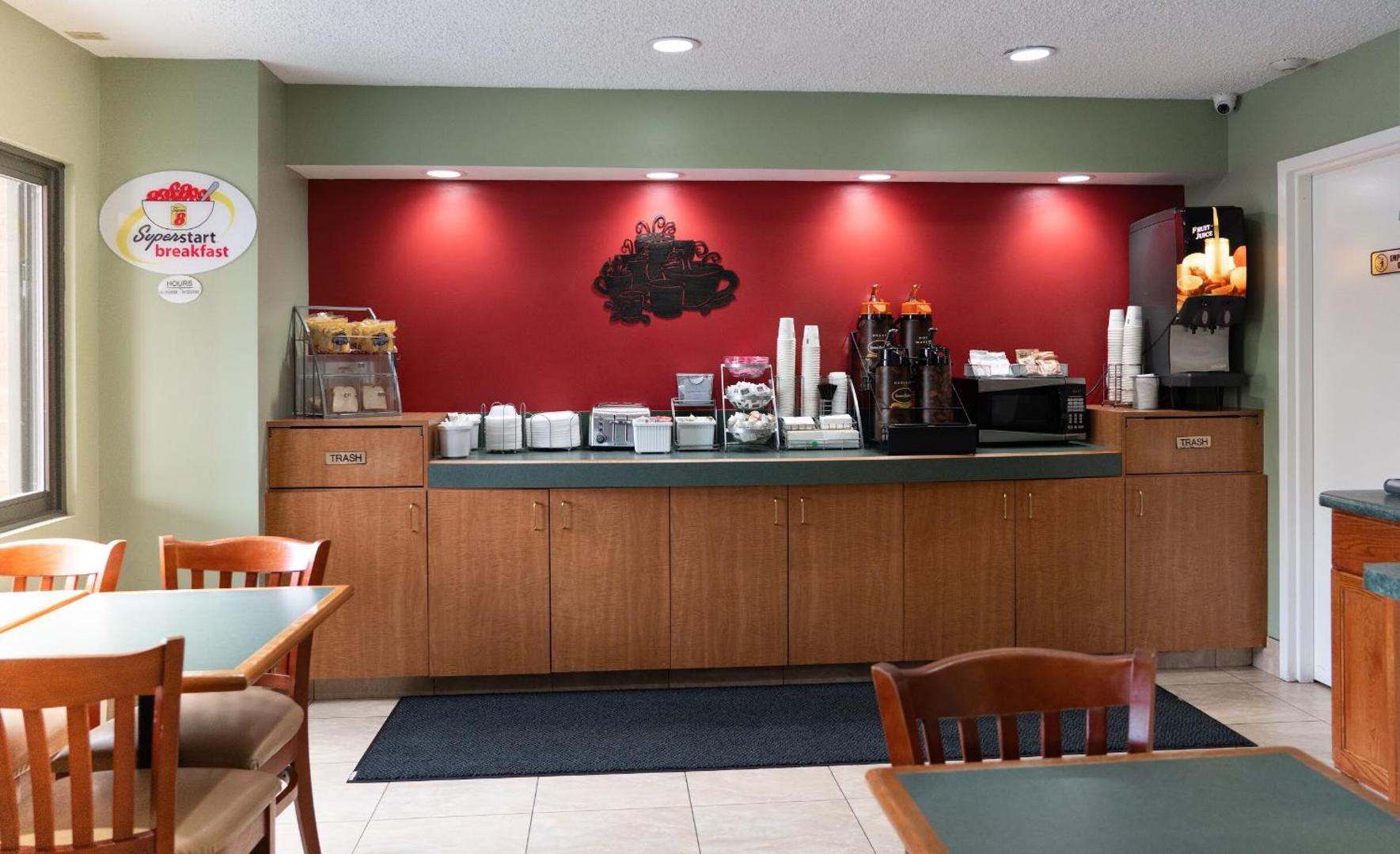 Super 8 by Wyndham Elgin