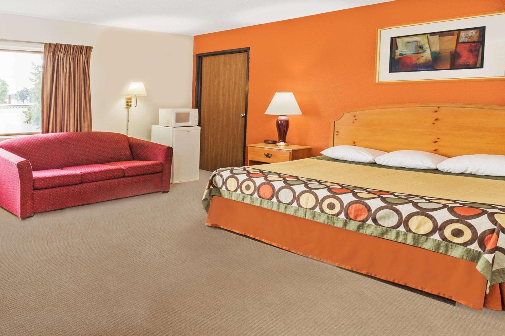Super 8 by Wyndham Elgin