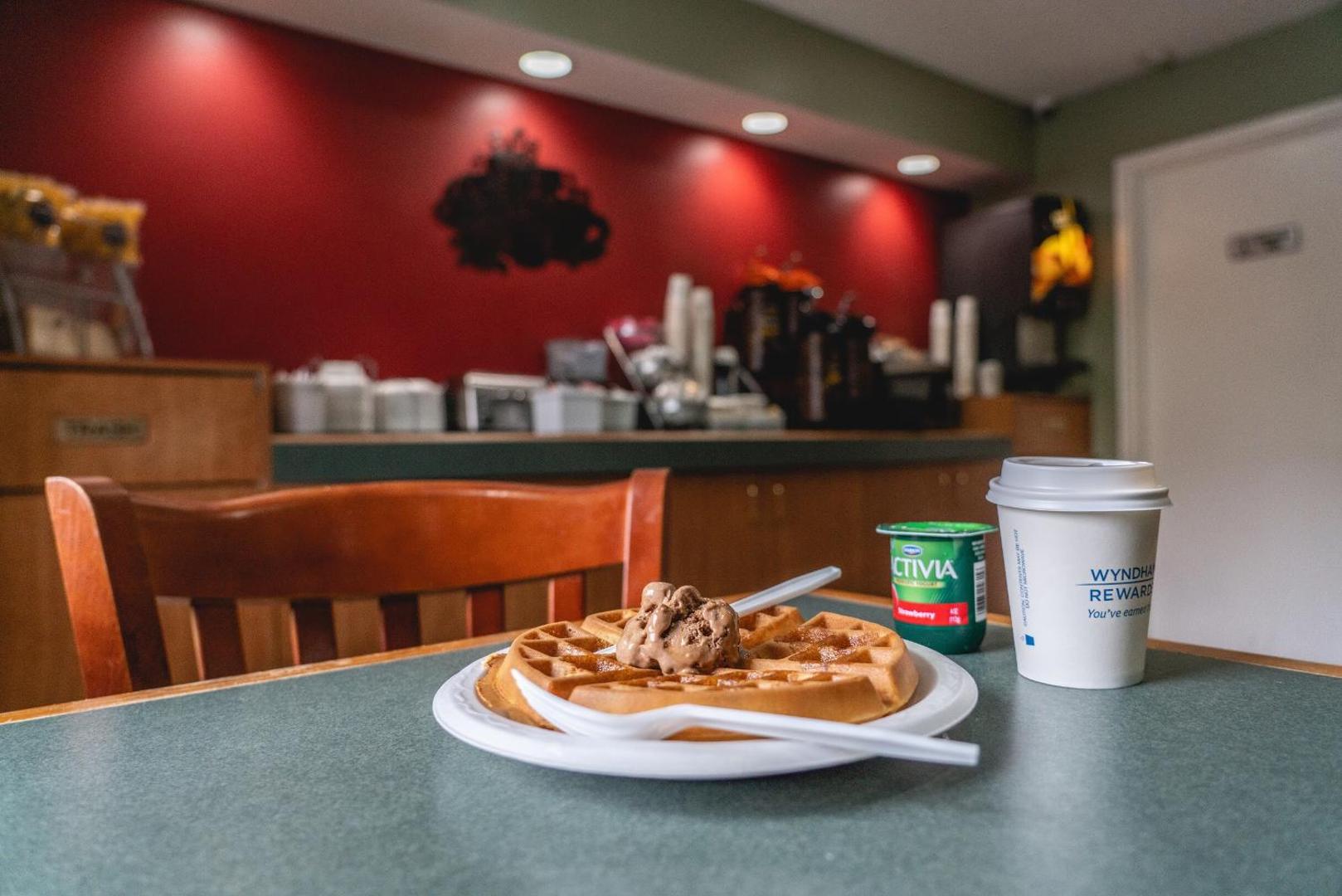 Super 8 by Wyndham Elgin