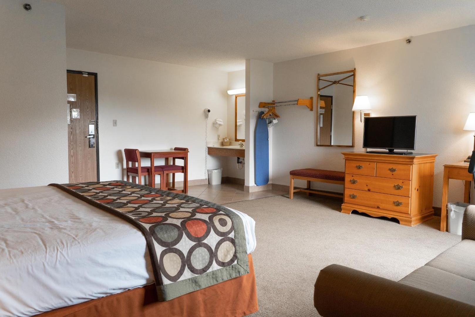 Super 8 by Wyndham Elgin