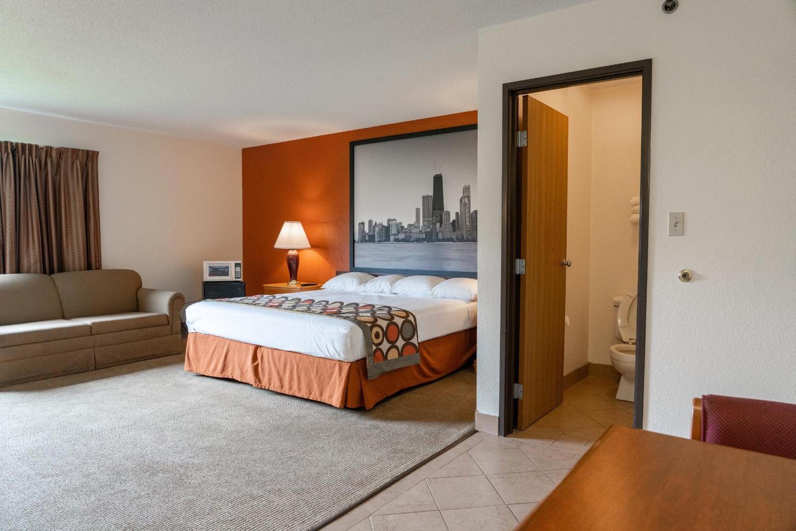 Super 8 by Wyndham Elgin