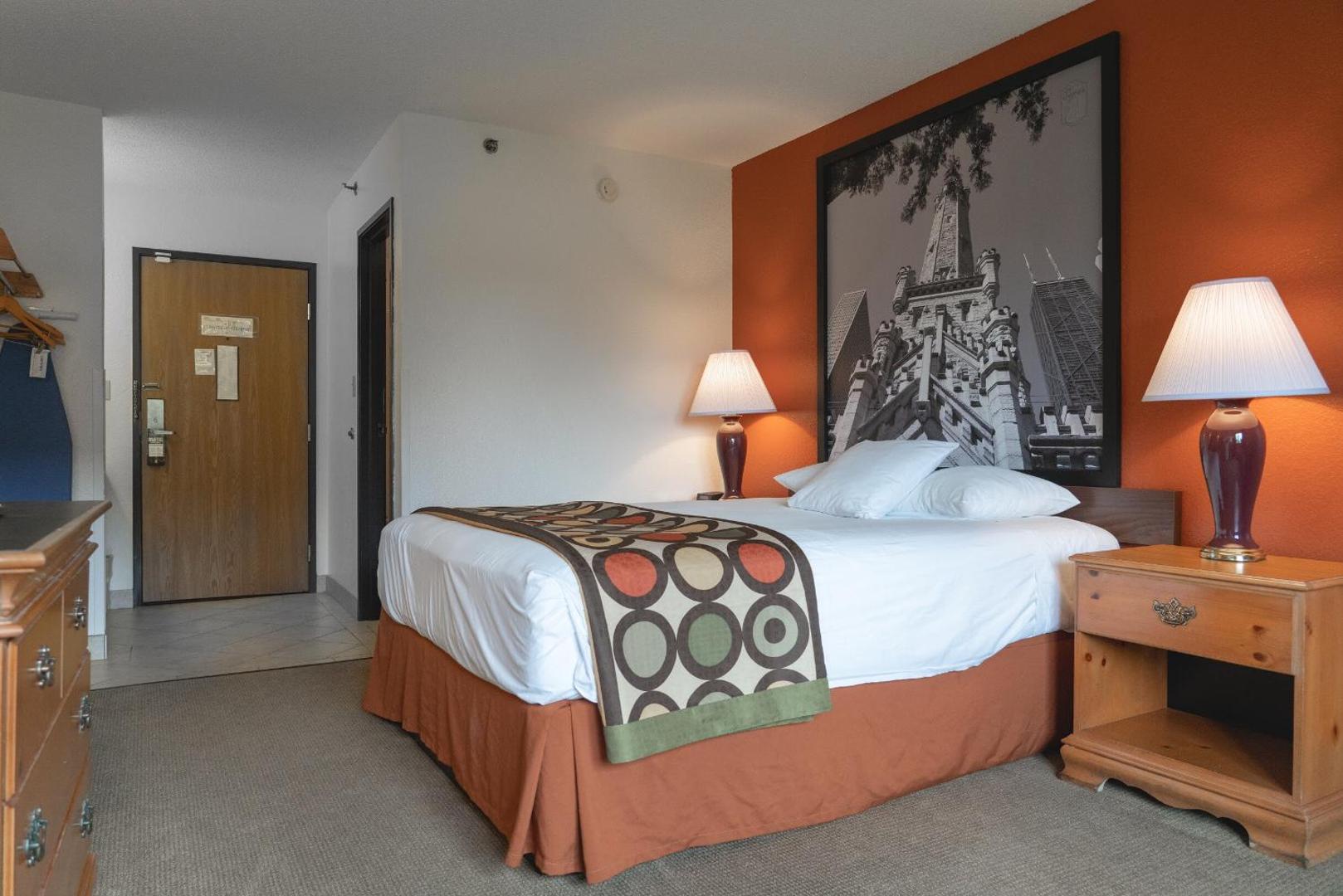 Super 8 by Wyndham Elgin