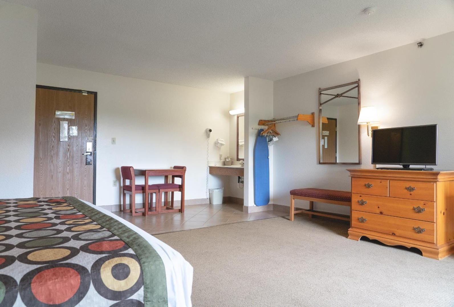 Super 8 by Wyndham Elgin
