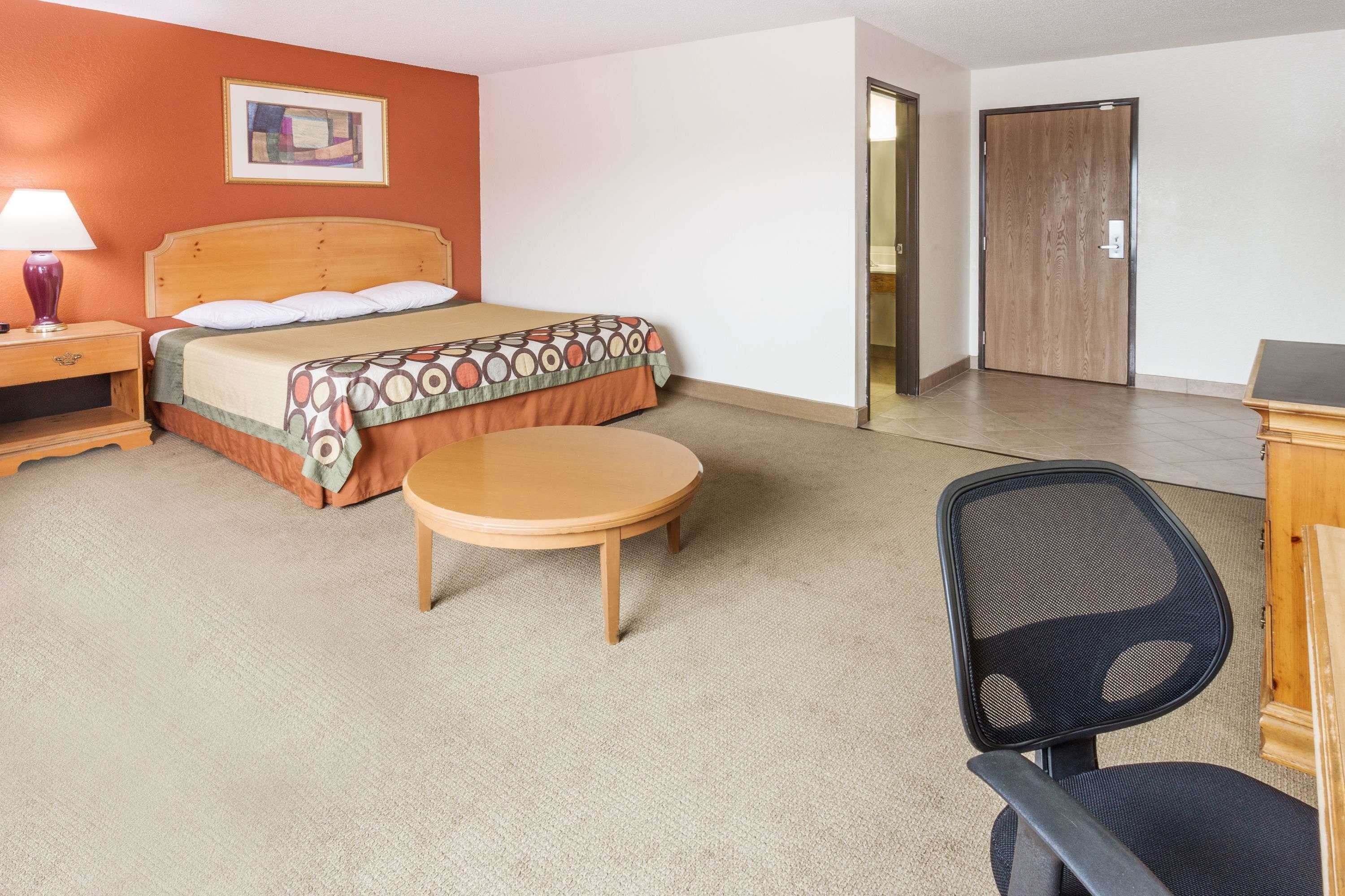 Super 8 by Wyndham Elgin