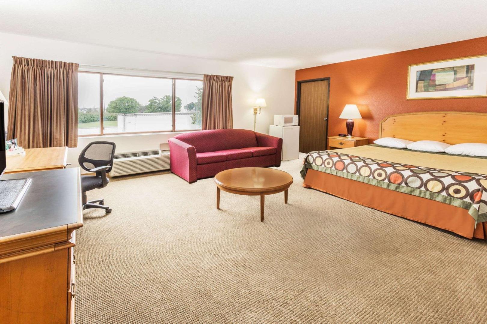 Super 8 by Wyndham Elgin