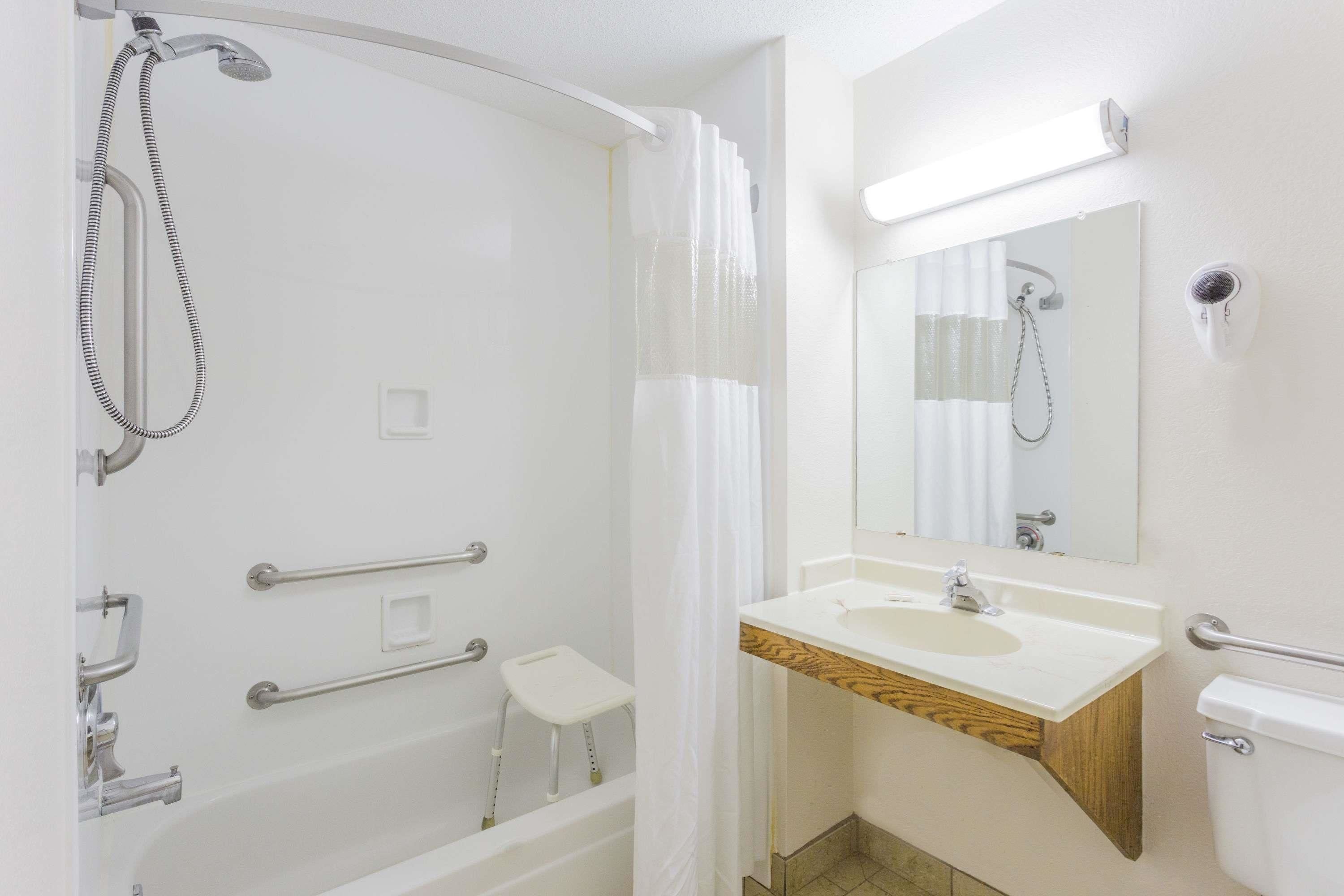 Super 8 by Wyndham Elgin