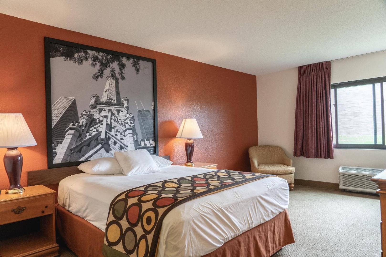Super 8 by Wyndham Elgin