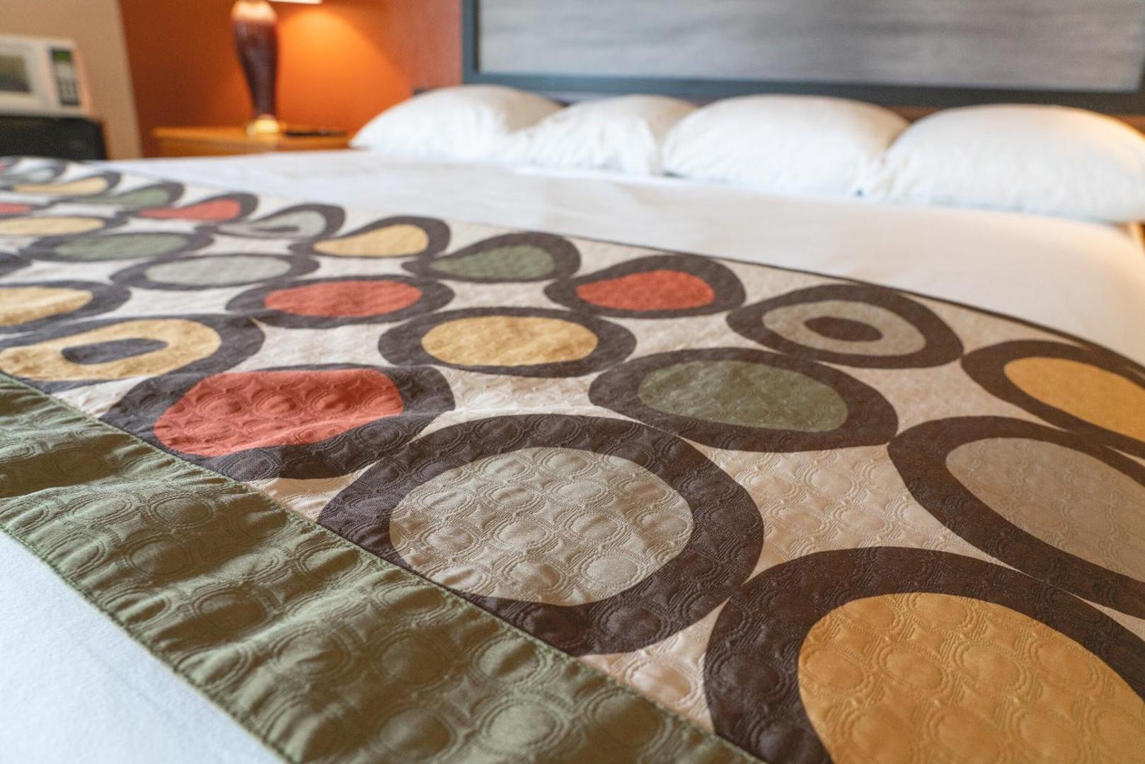 Super 8 by Wyndham Elgin
