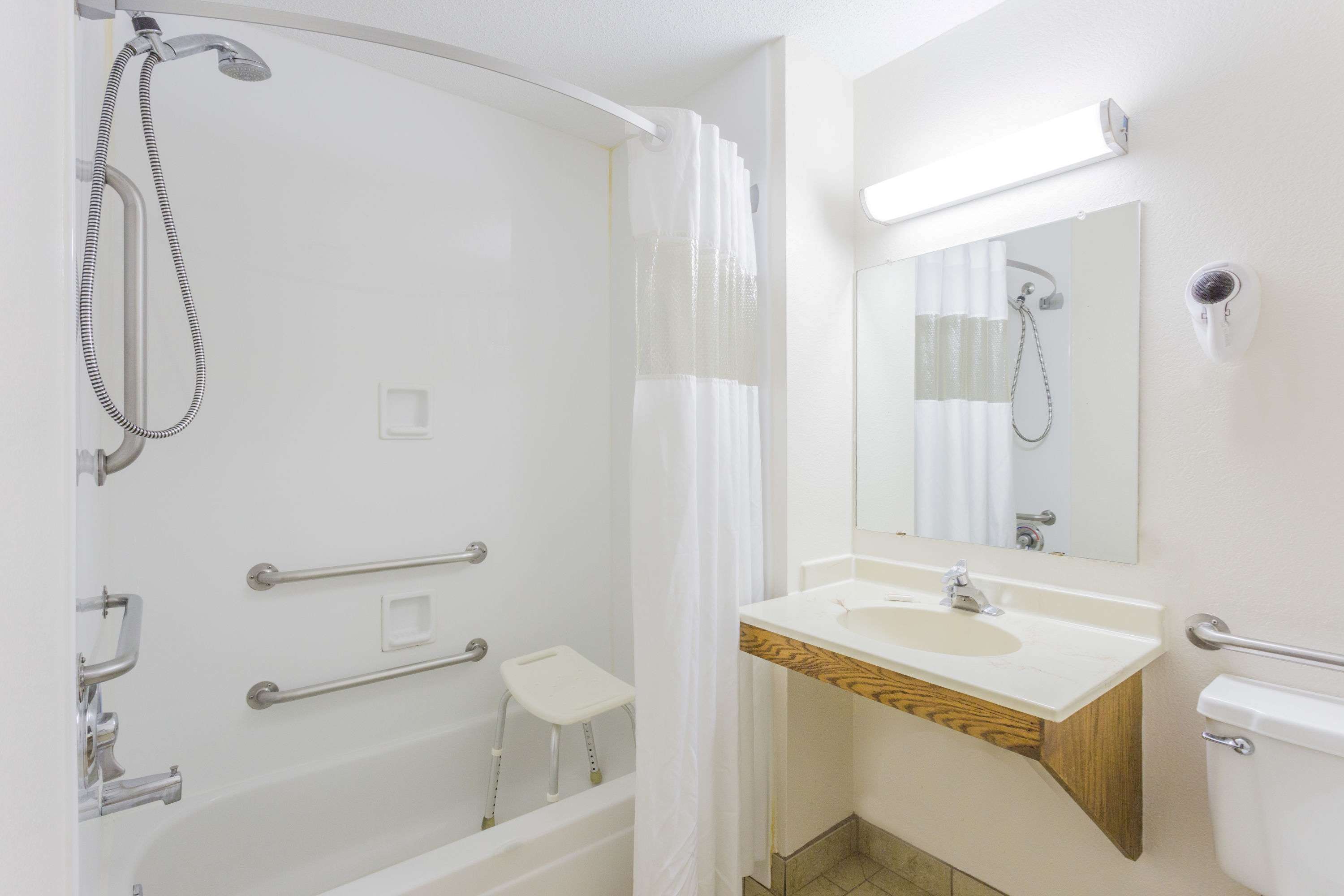 Super 8 by Wyndham Elgin