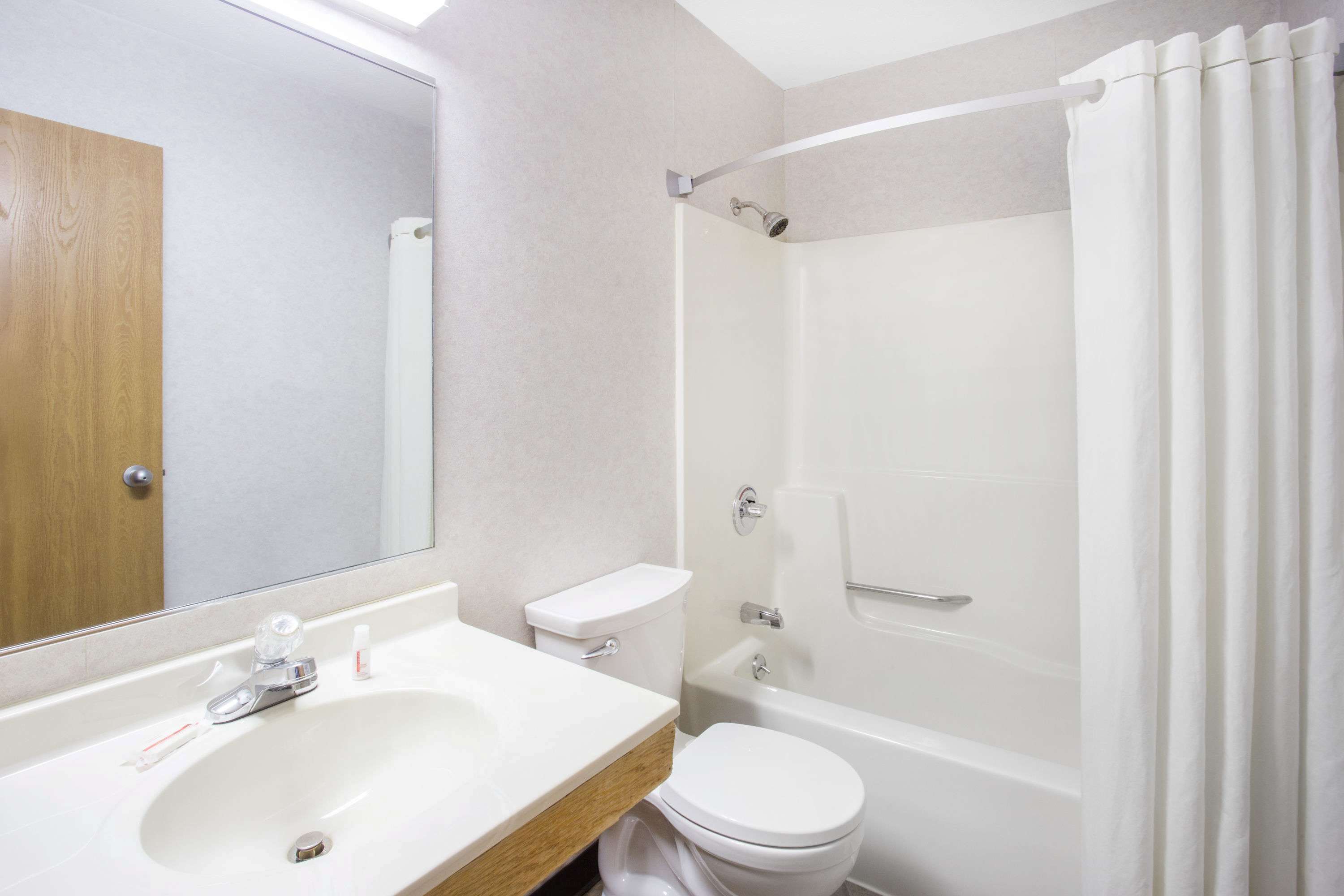 Burgundy Inn & Suites