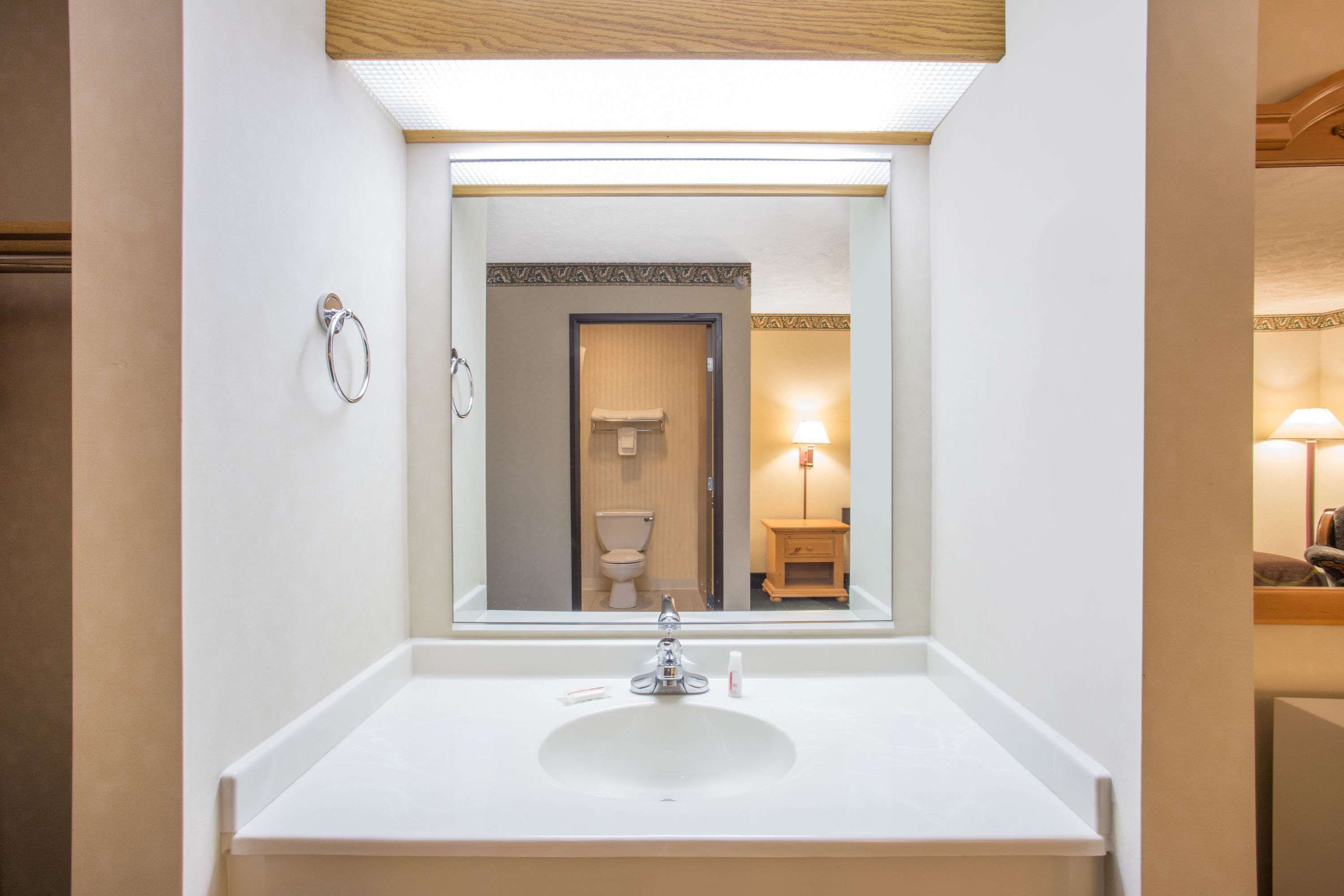 Burgundy Inn & Suites