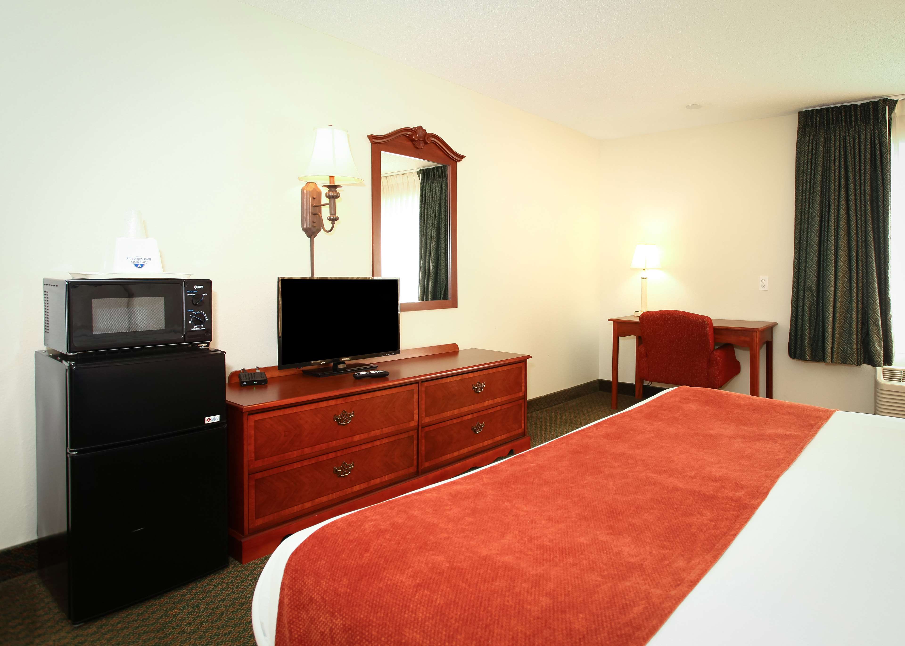 Econo Lodge Inn & Suites