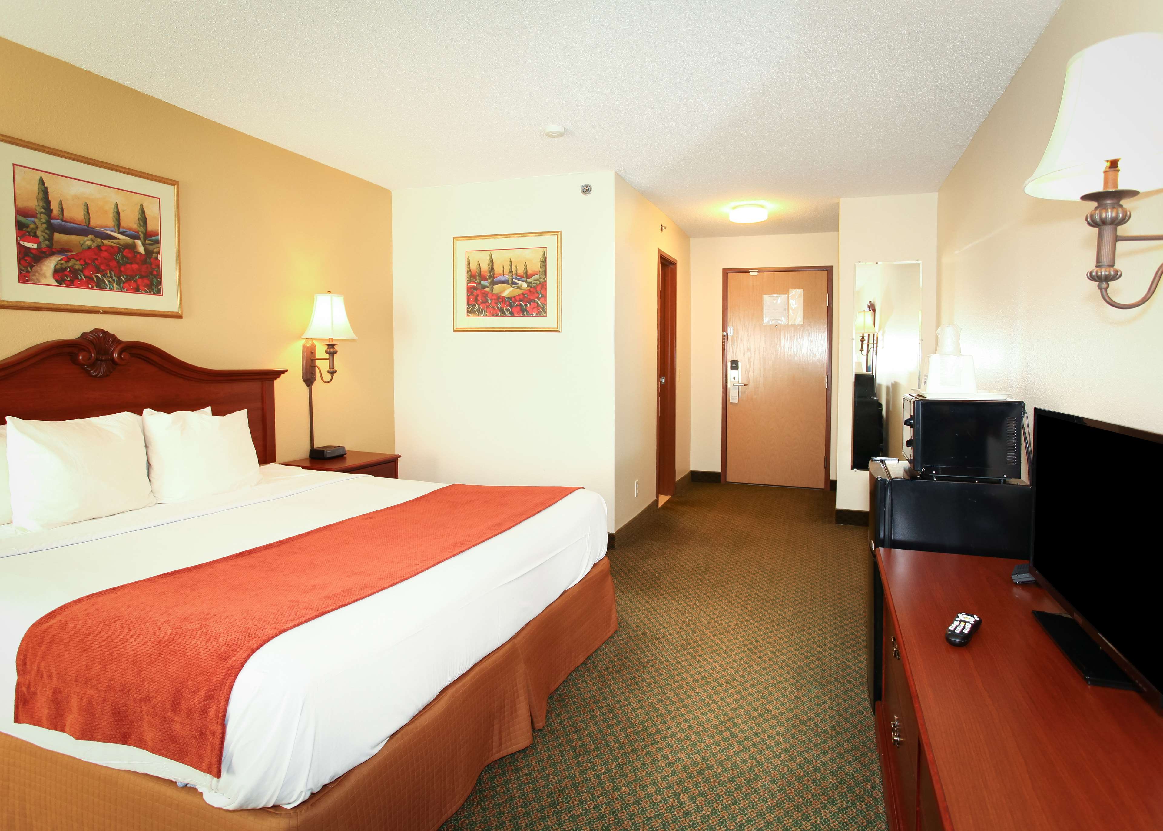 Econo Lodge Inn & Suites