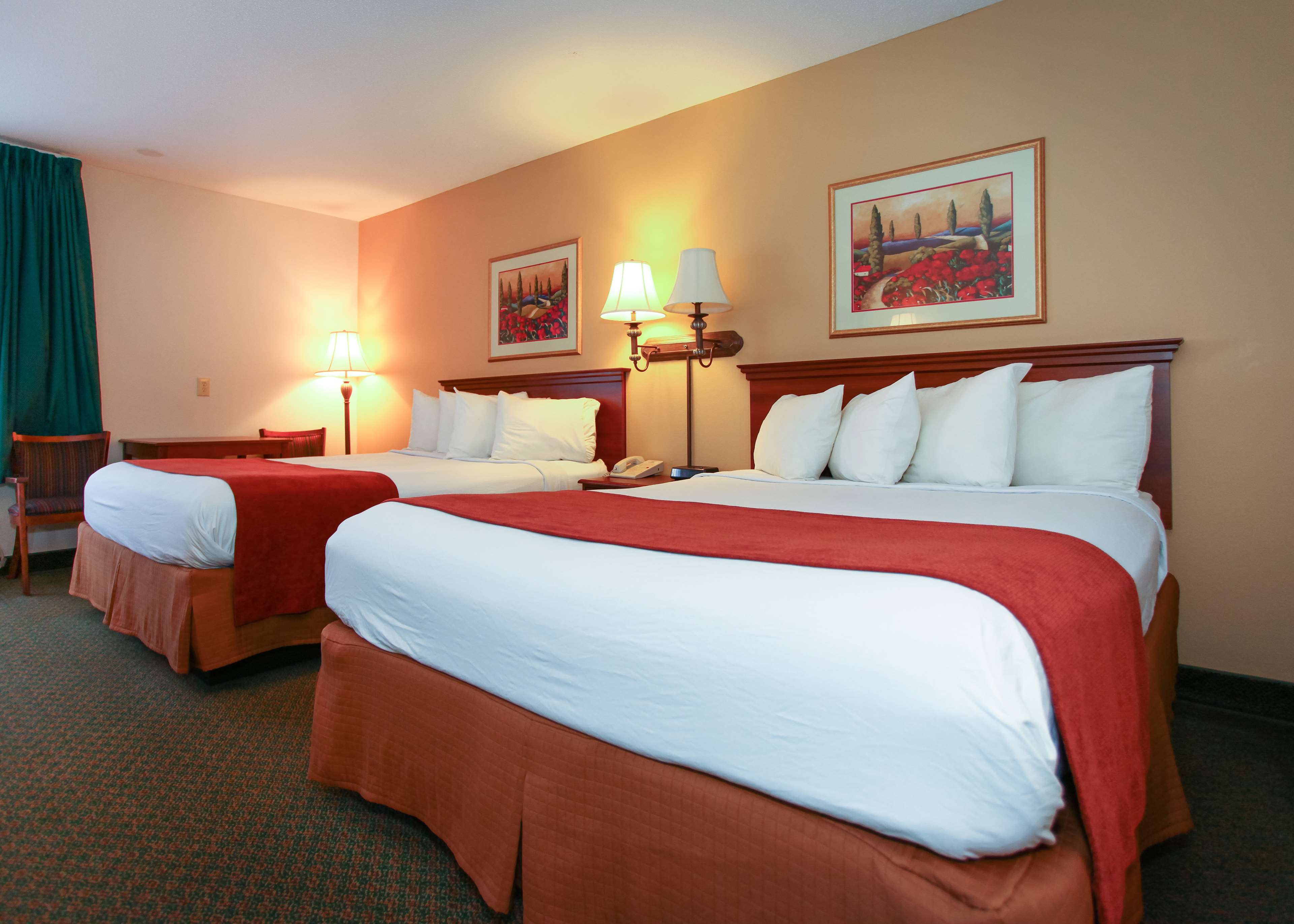 Econo Lodge Inn & Suites