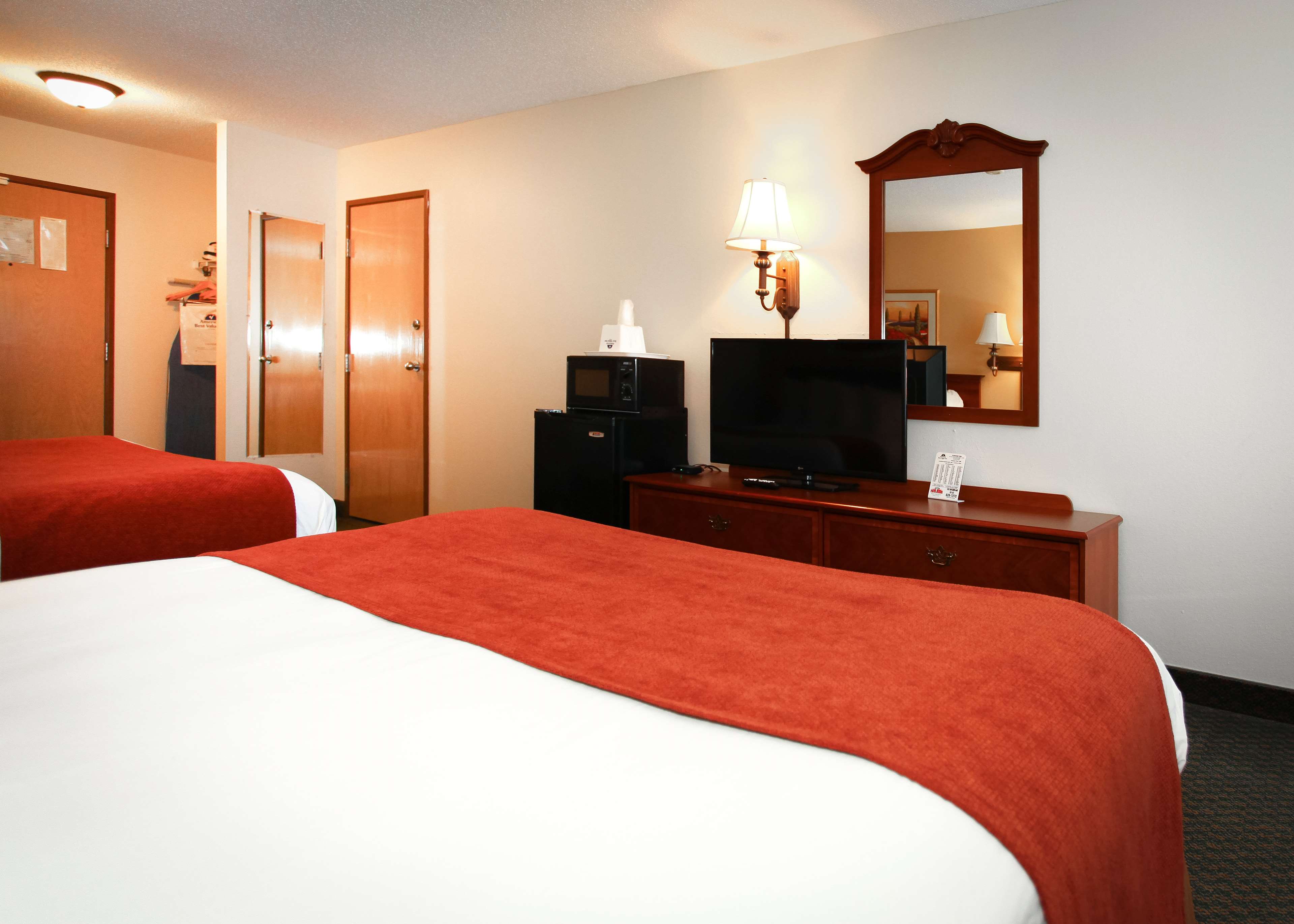 Econo Lodge Inn & Suites