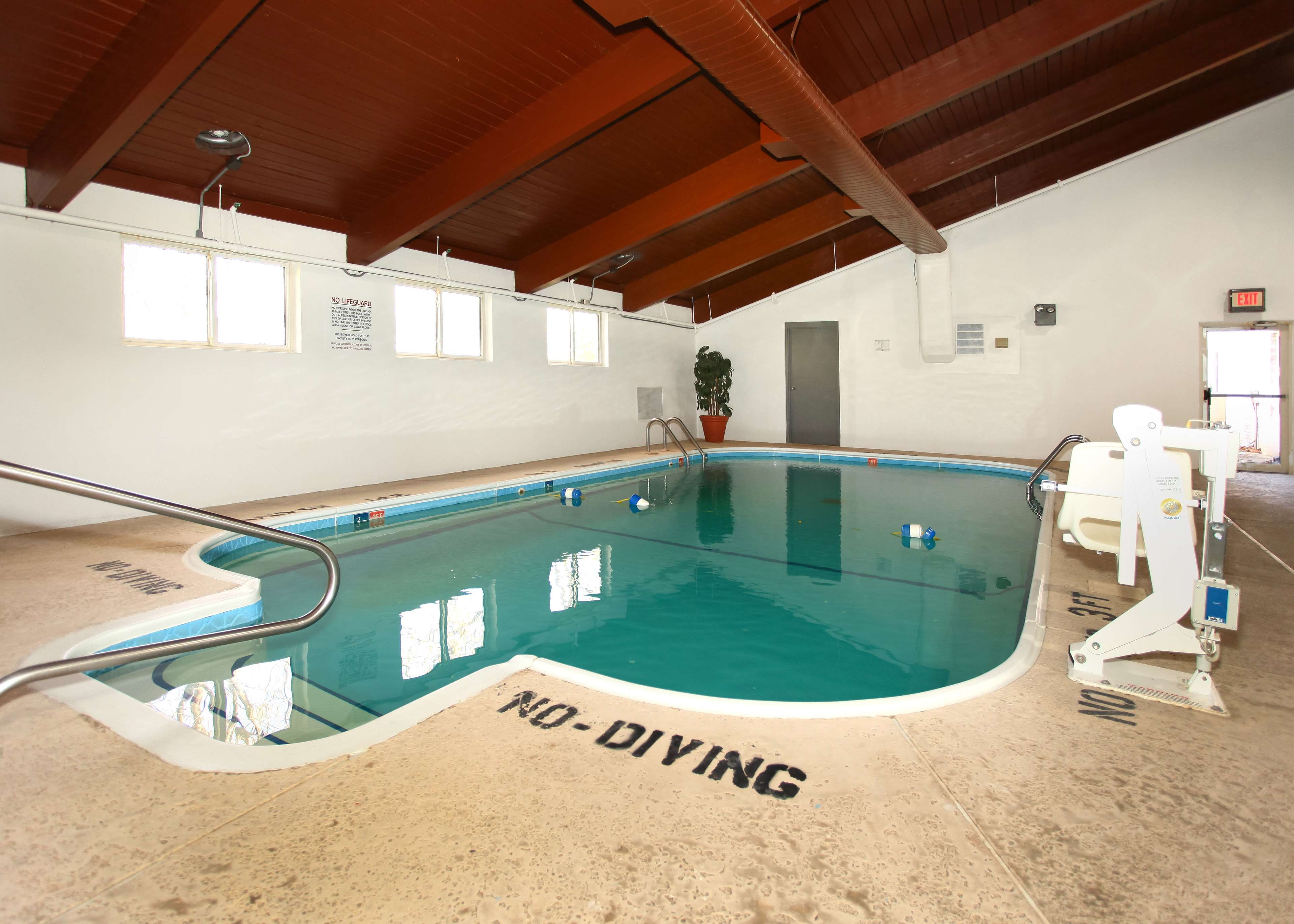 Econo Lodge Inn & Suites