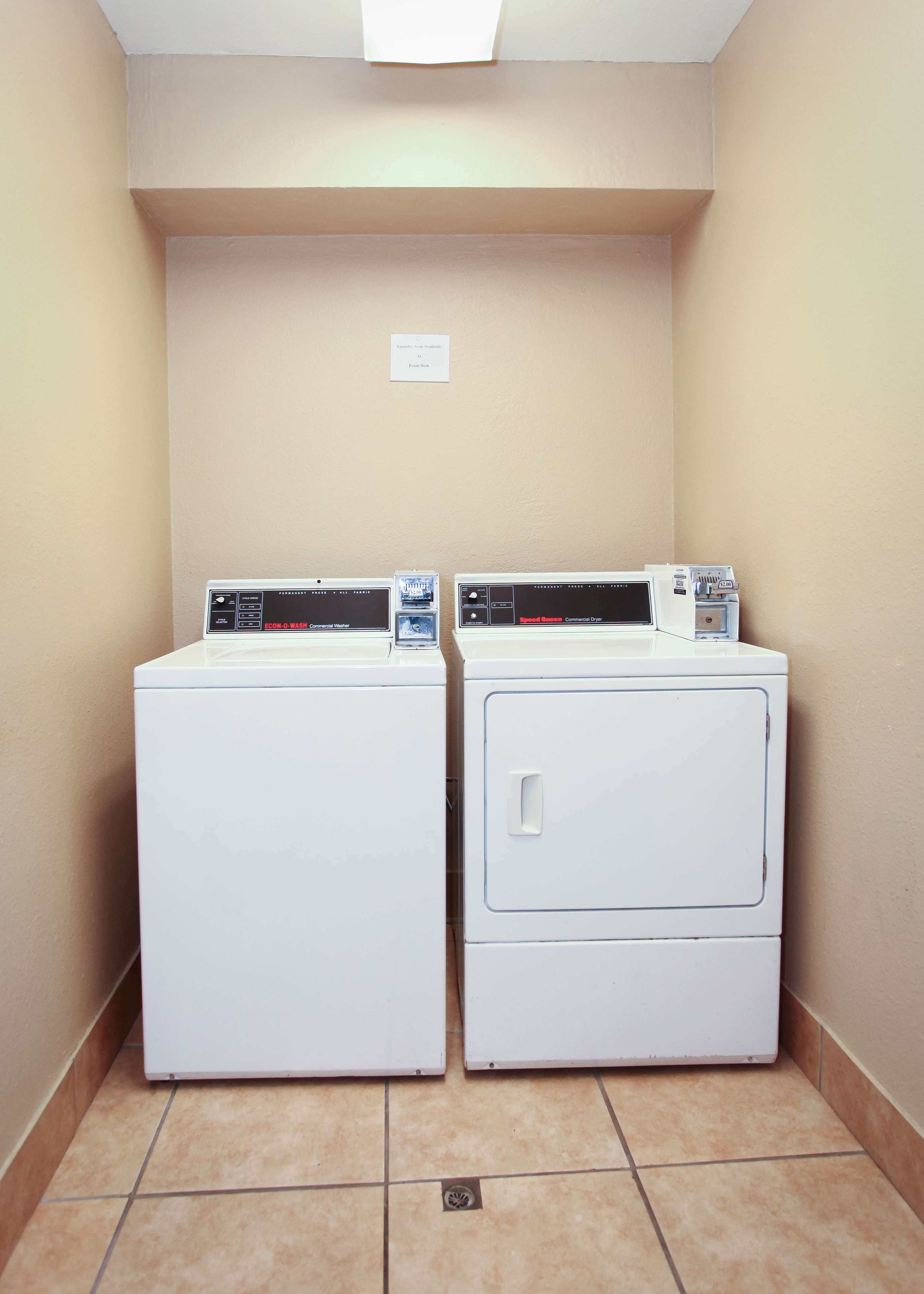 Econo Lodge Inn & Suites