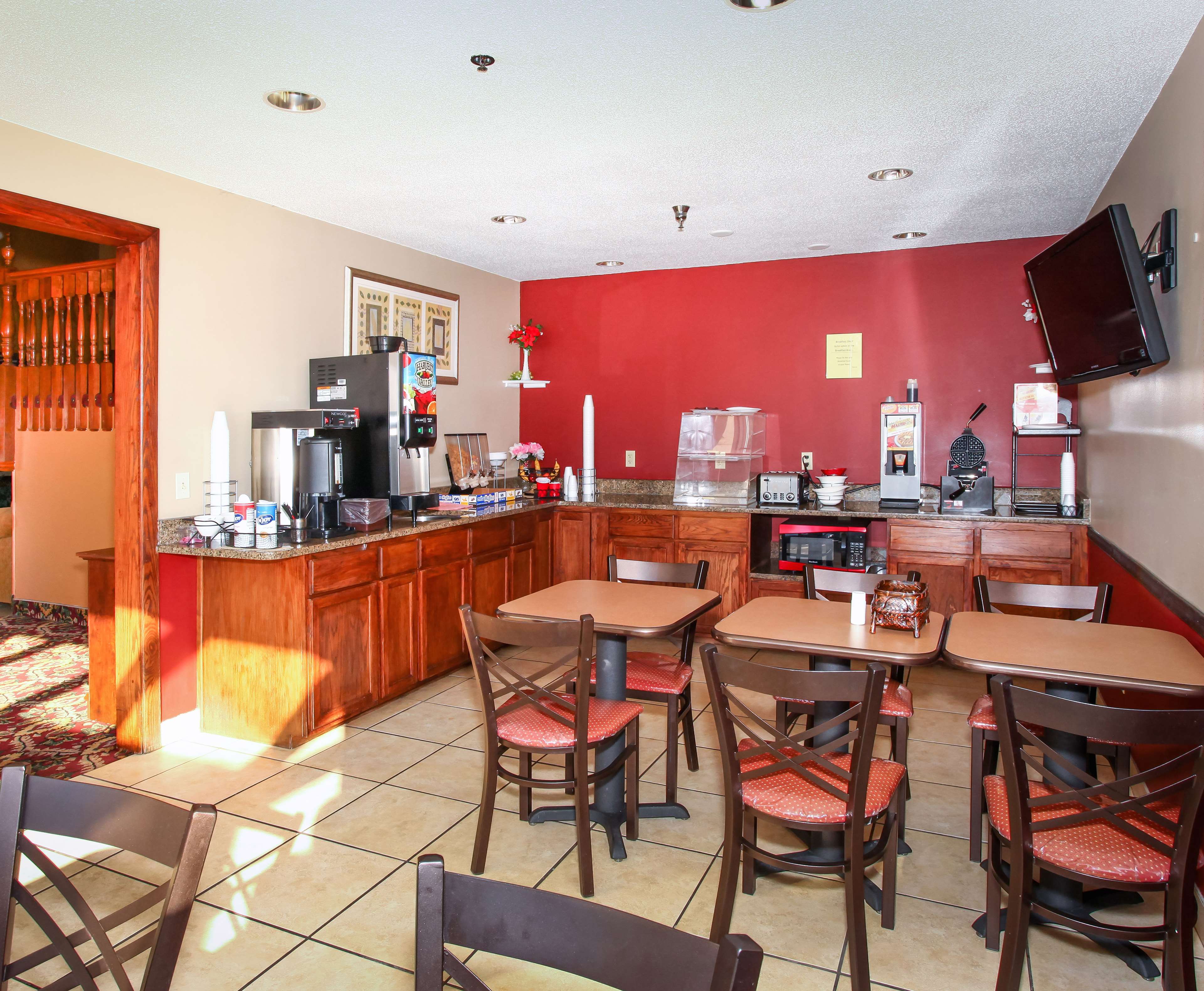 Econo Lodge Inn & Suites