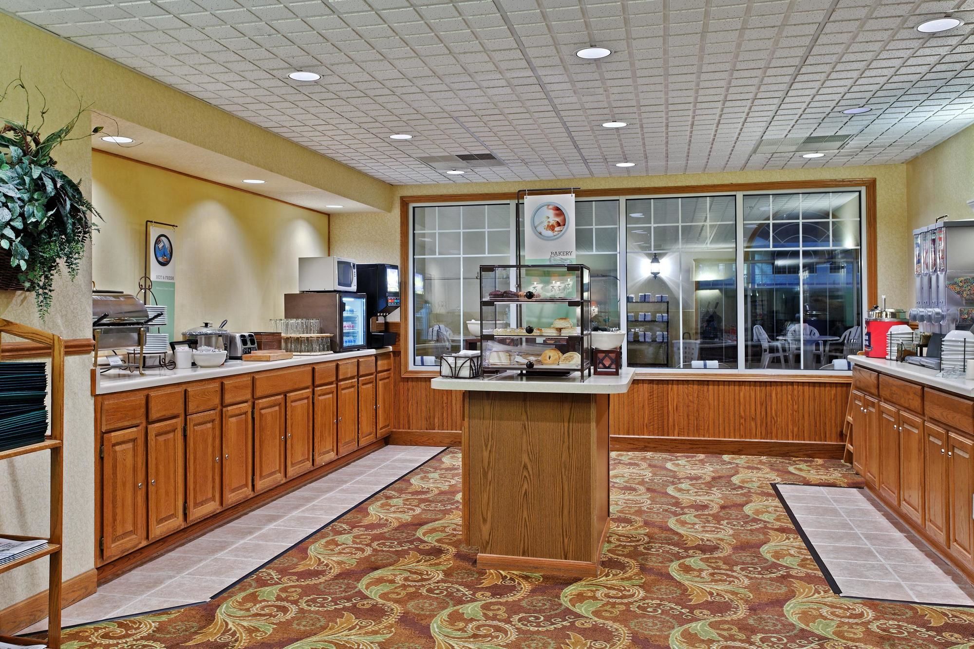 Country Inn & Suites by Radisson, Freeport, IL