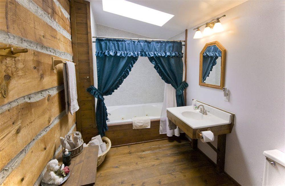 Galena Log Cabin Getaway