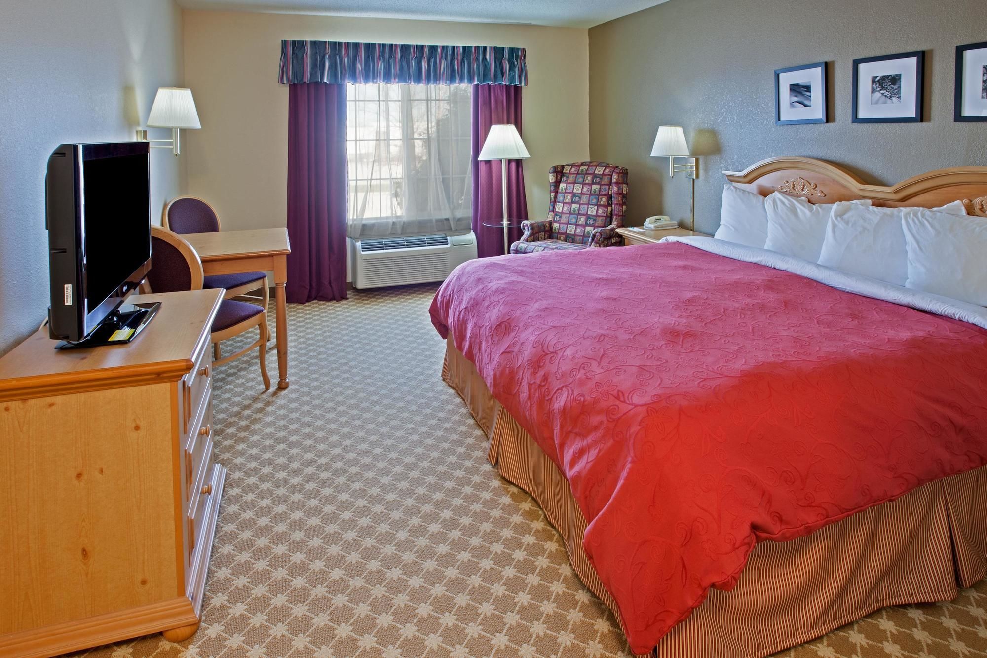 AmericInn by Wyndham Galesburg