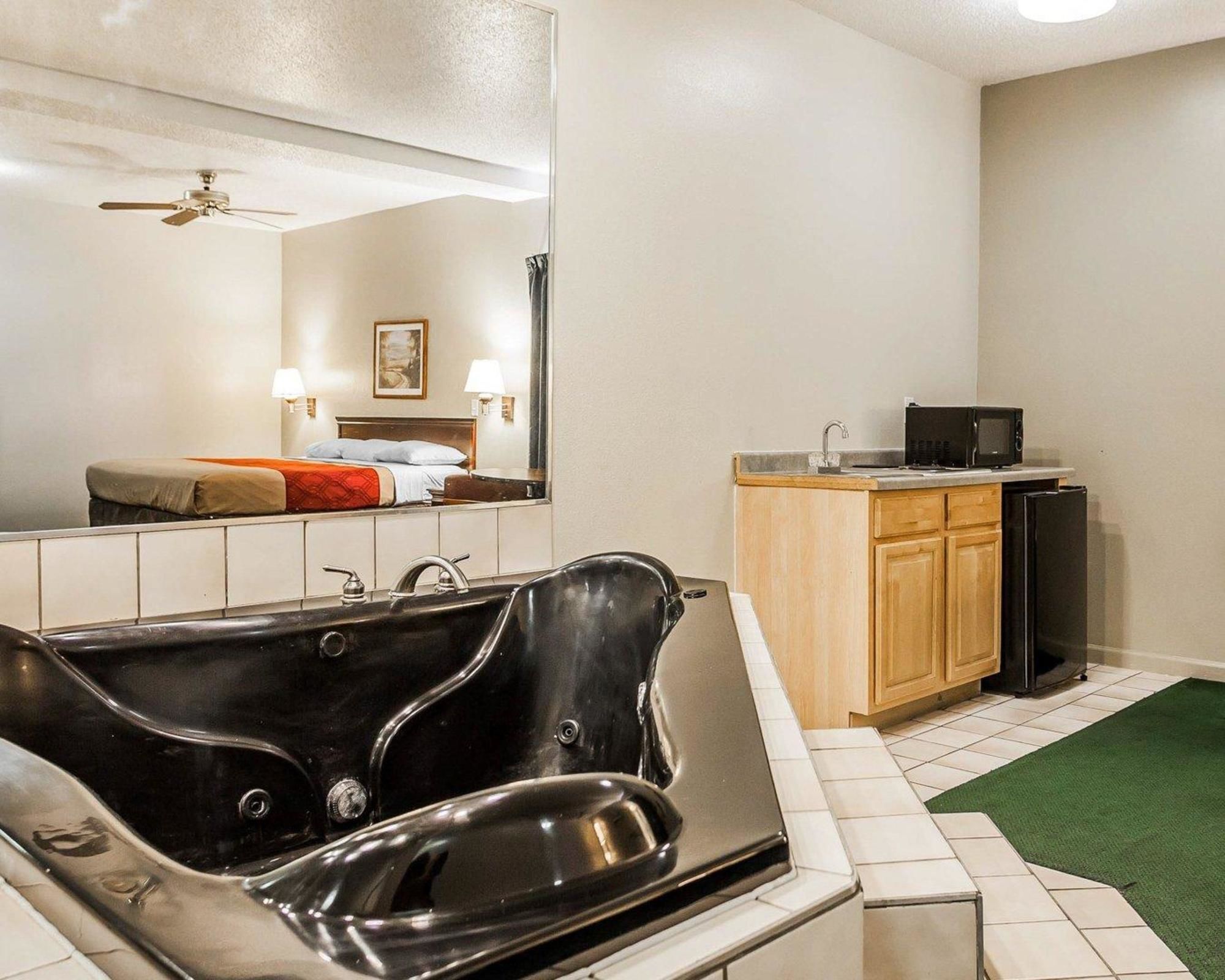 Econo Lodge Inn & Suites