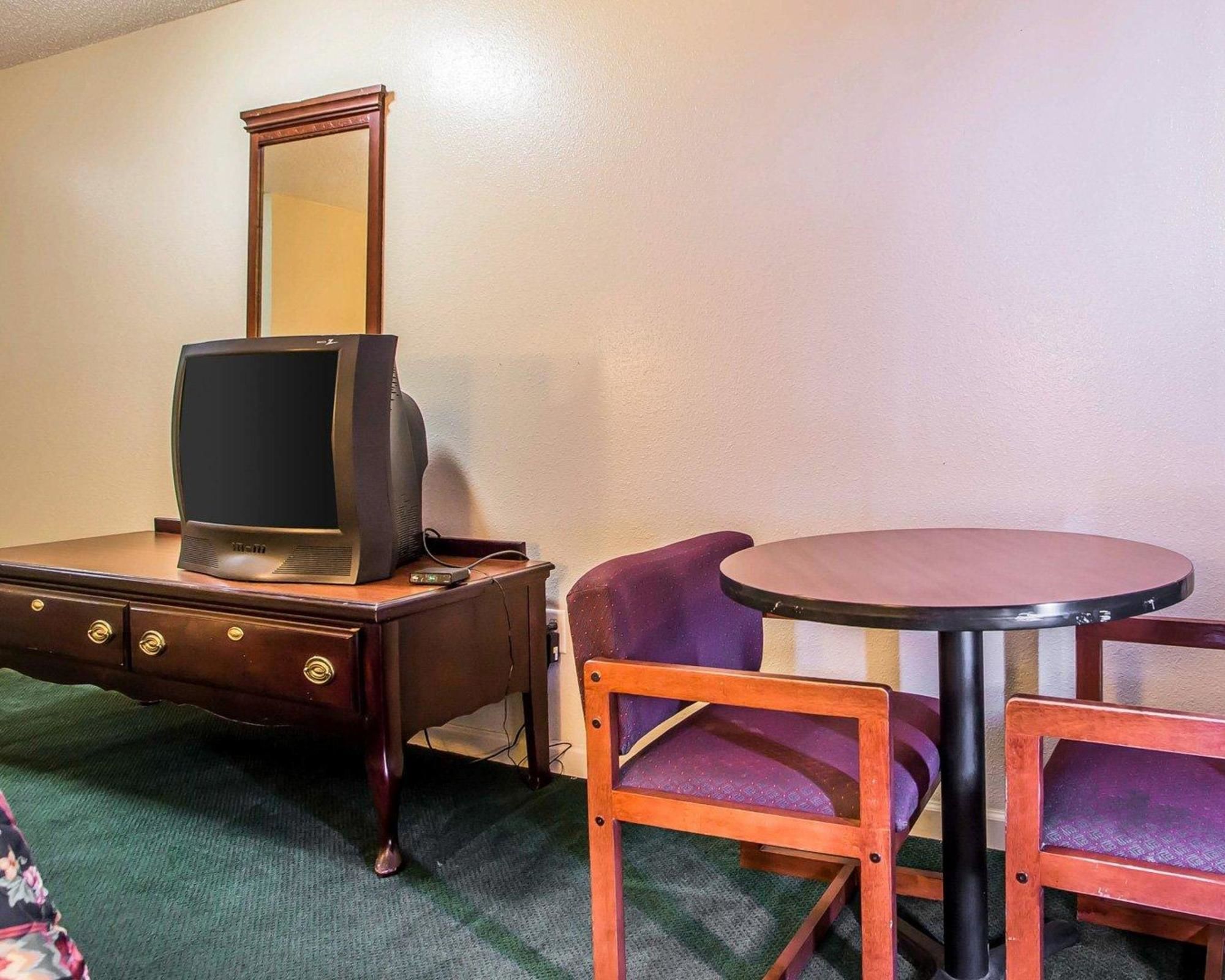 Econo Lodge Inn & Suites