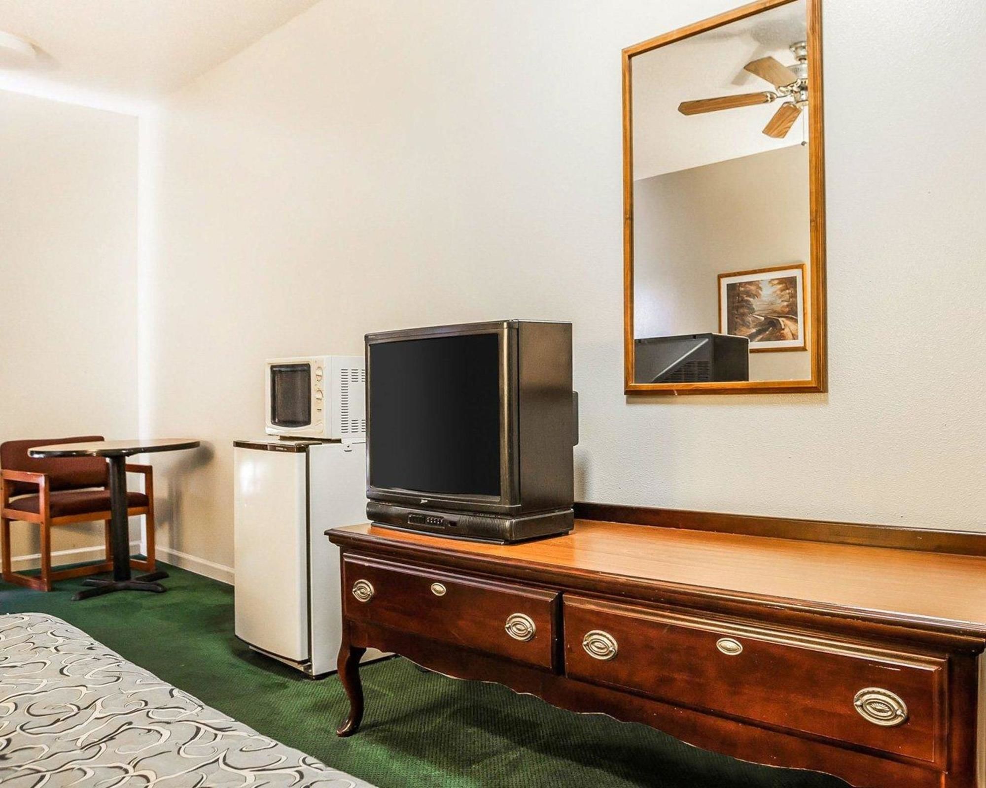Econo Lodge Inn & Suites