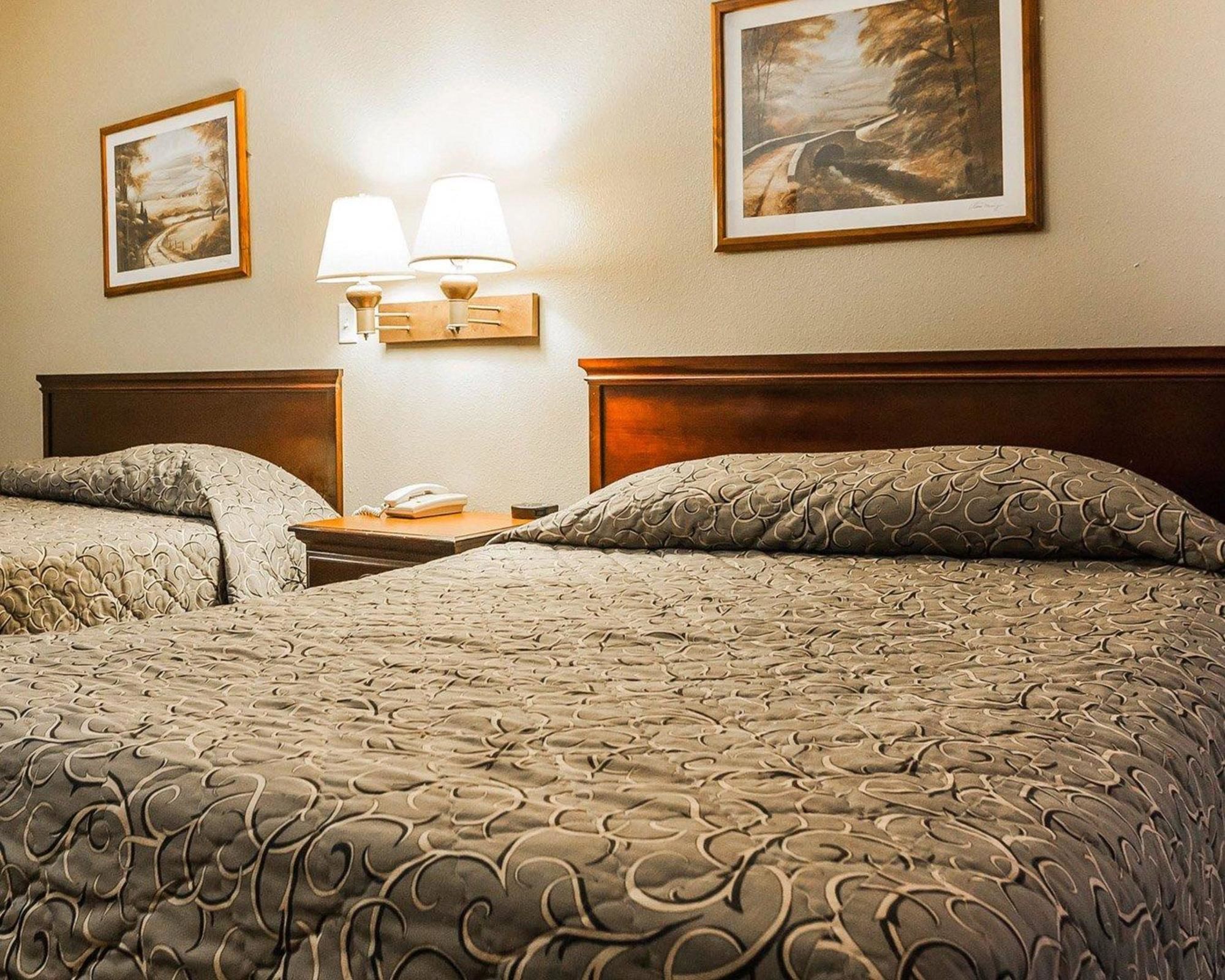 Econo Lodge Inn & Suites