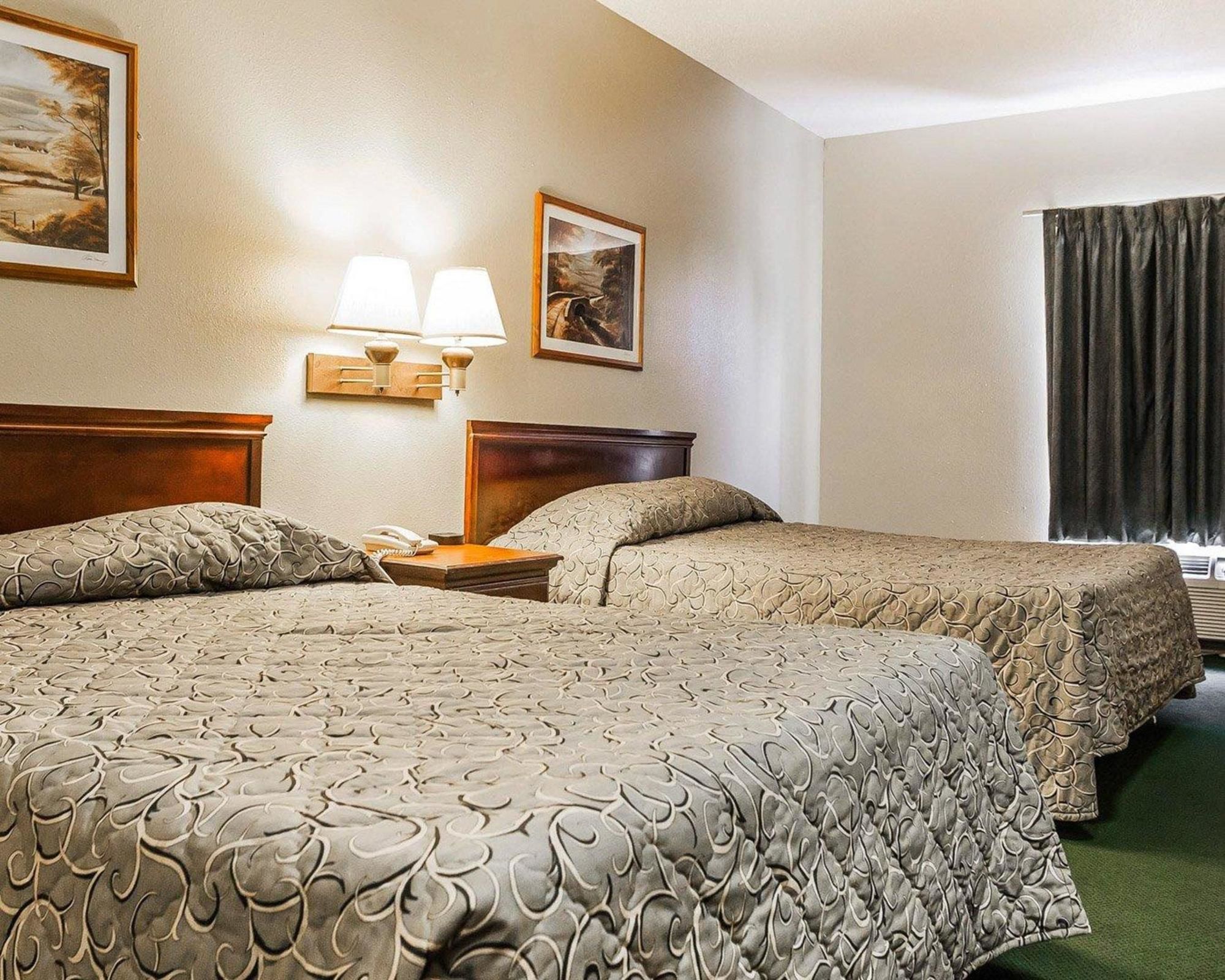 Econo Lodge Inn & Suites