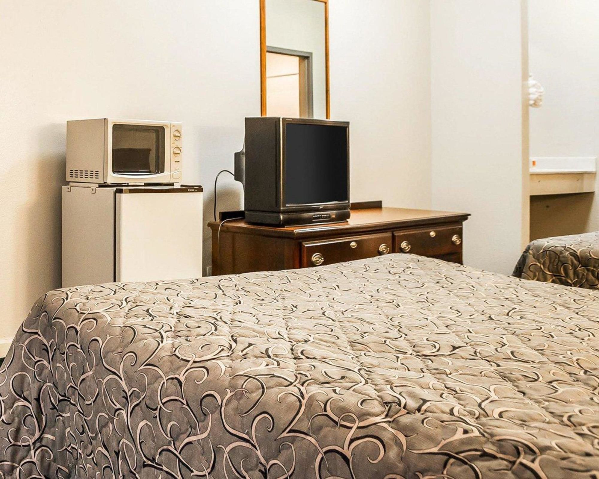 Econo Lodge Inn & Suites