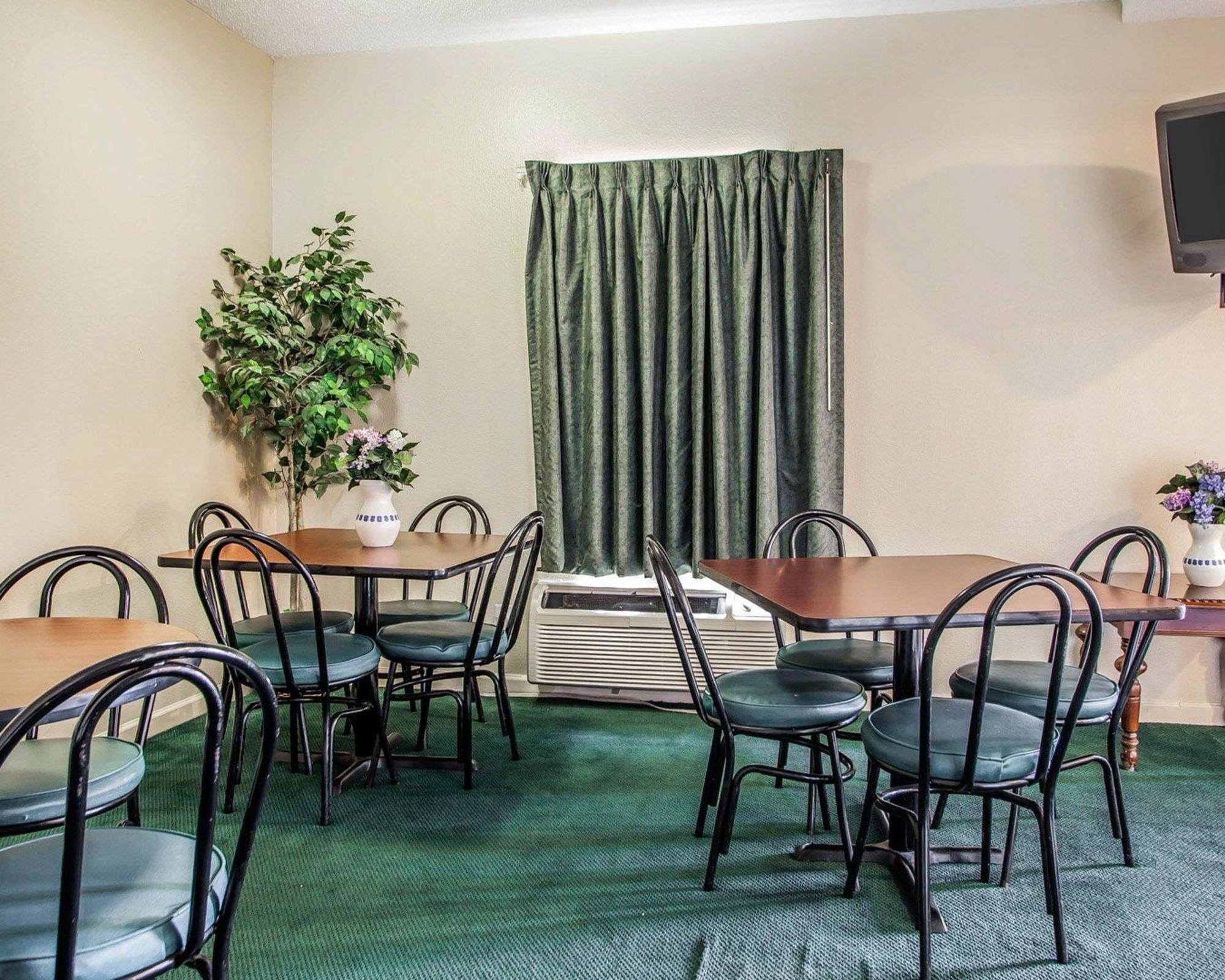Econo Lodge Inn & Suites