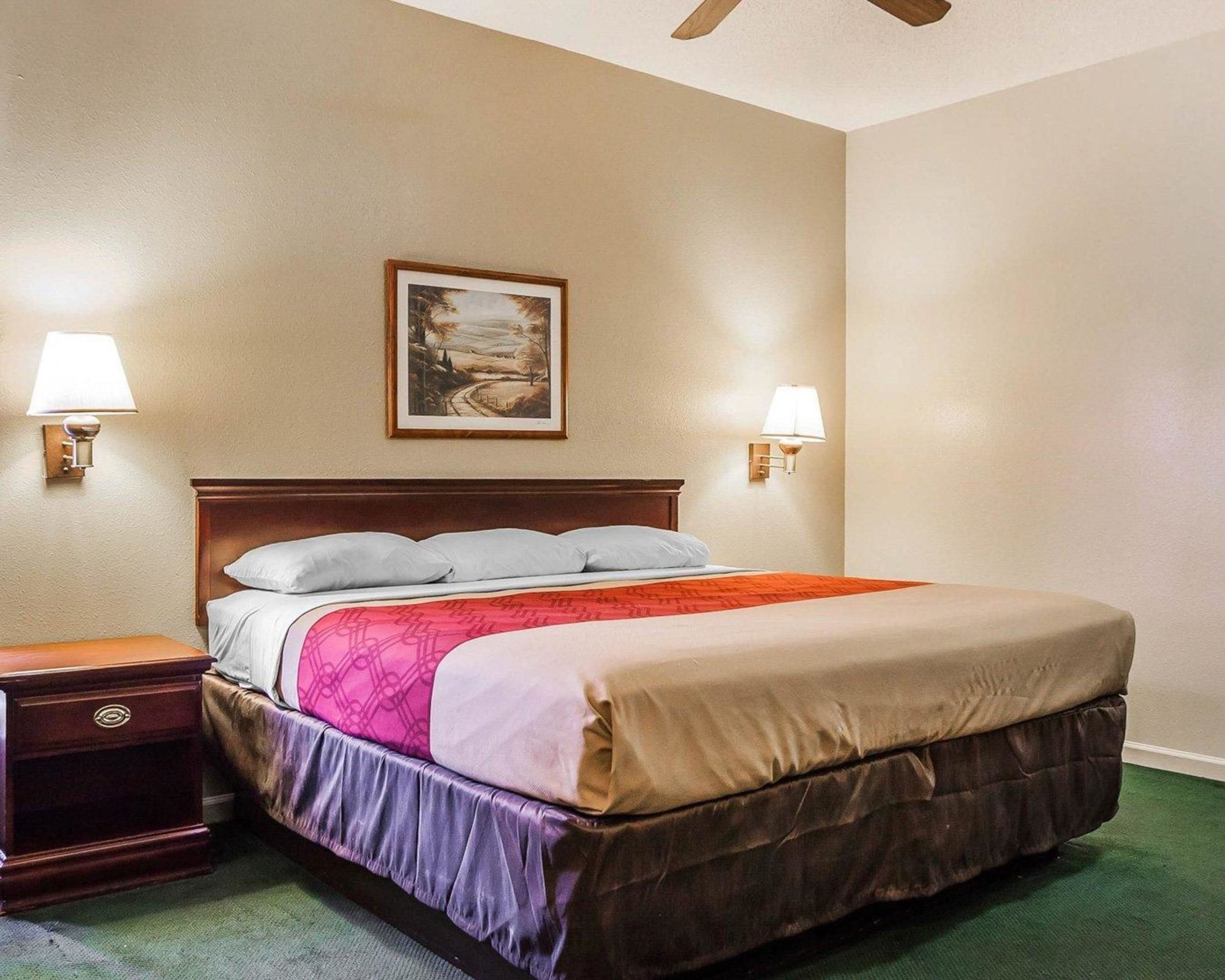 Econo Lodge Inn & Suites