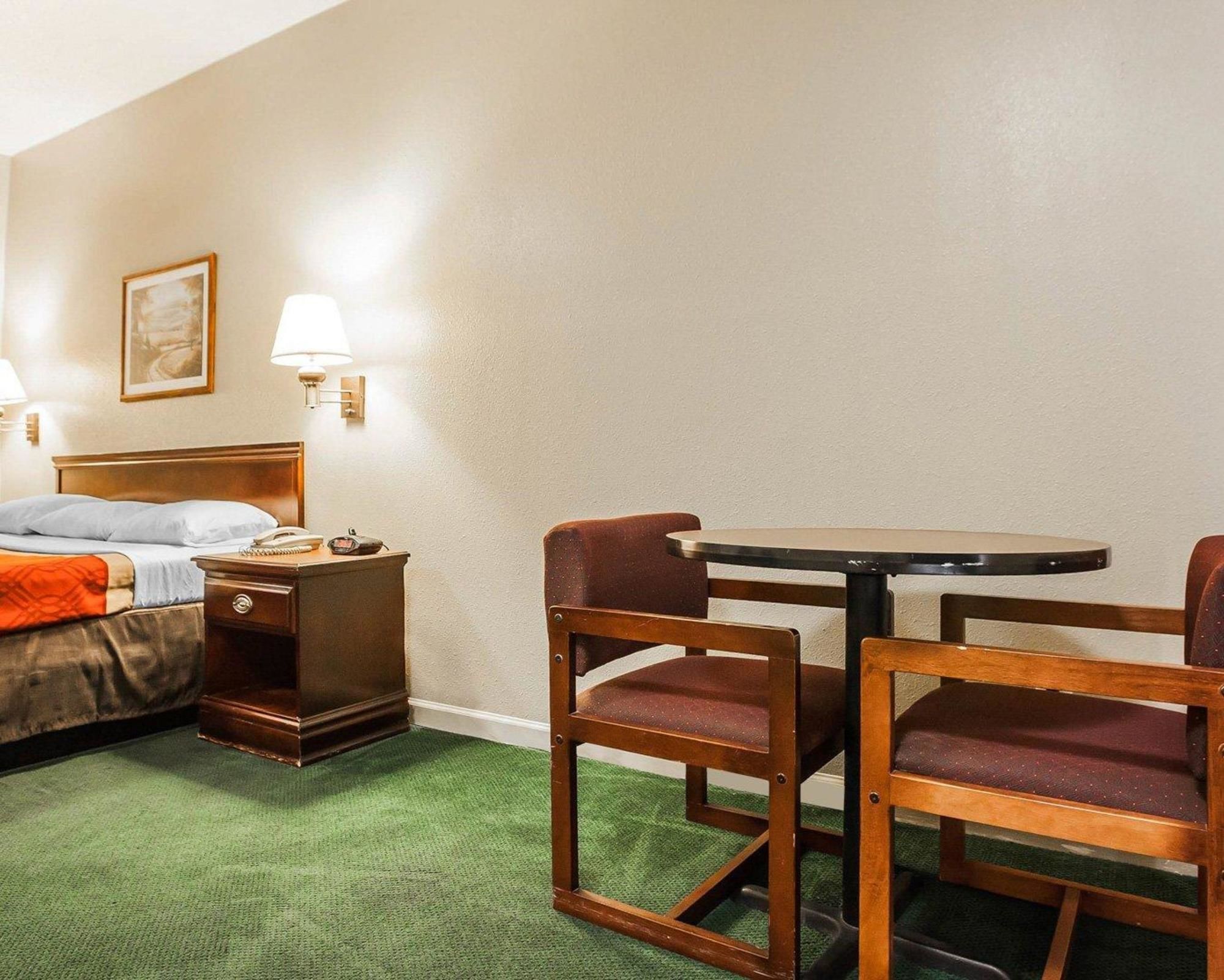 Econo Lodge Inn & Suites