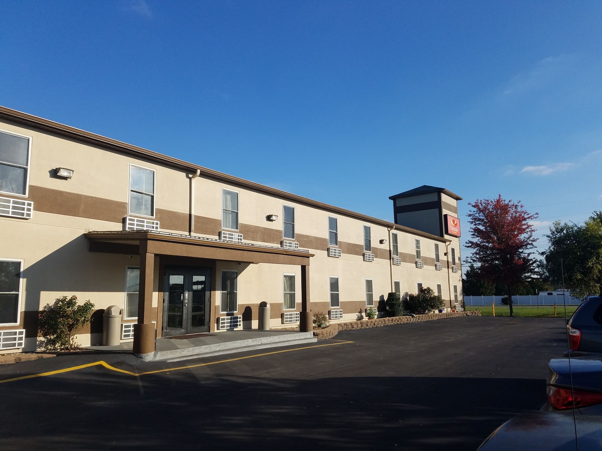 Econo Lodge Inn & Suites