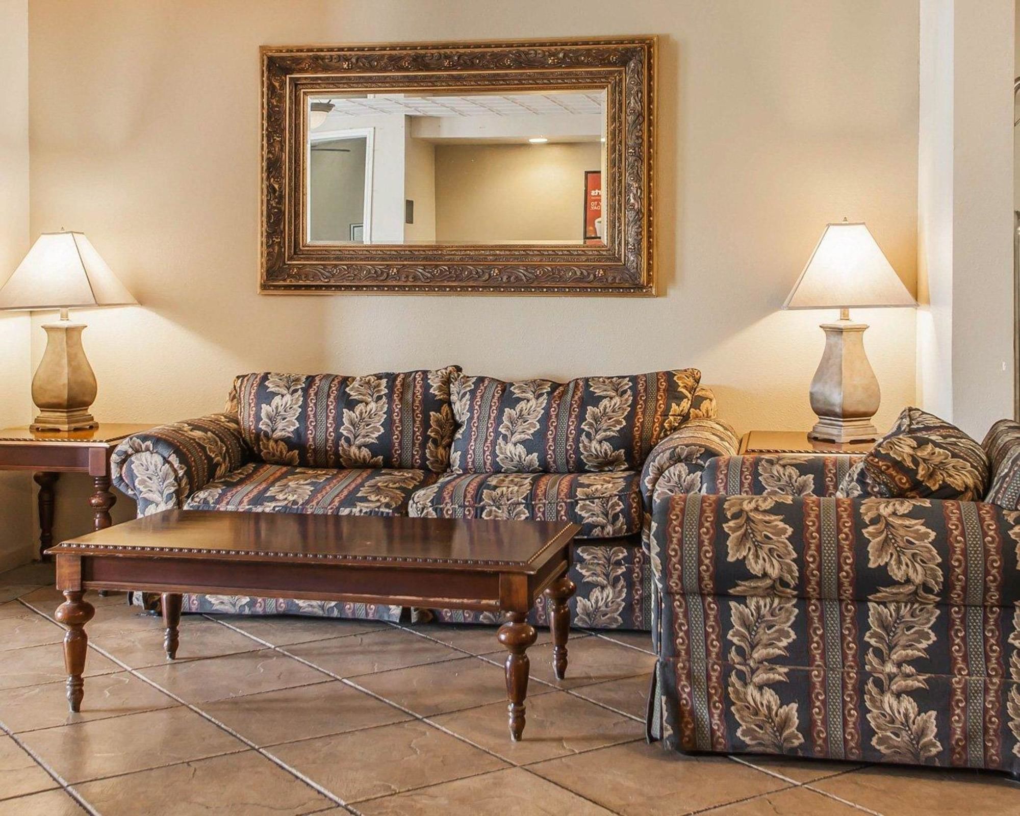 Econo Lodge Inn & Suites