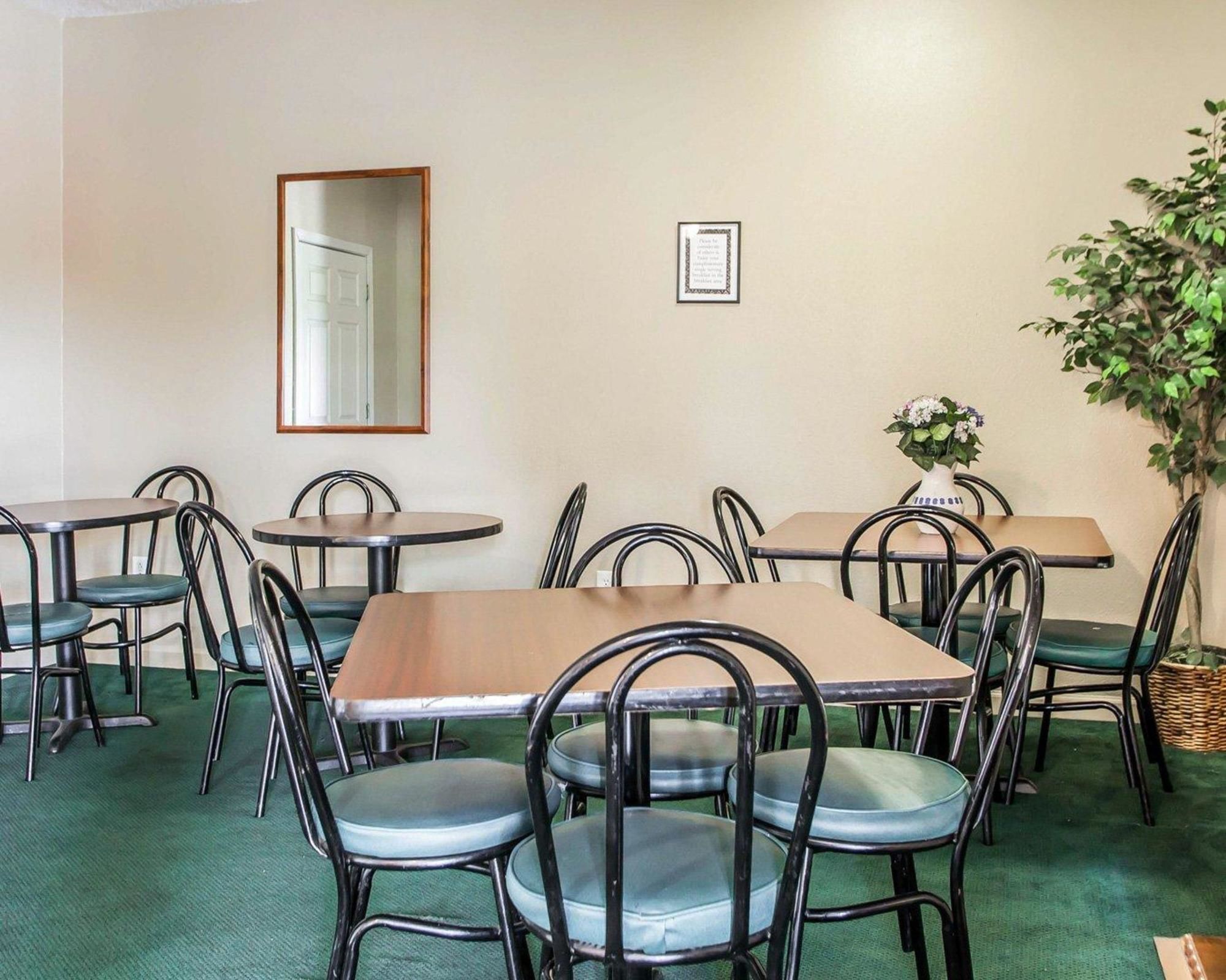 Econo Lodge Inn & Suites
